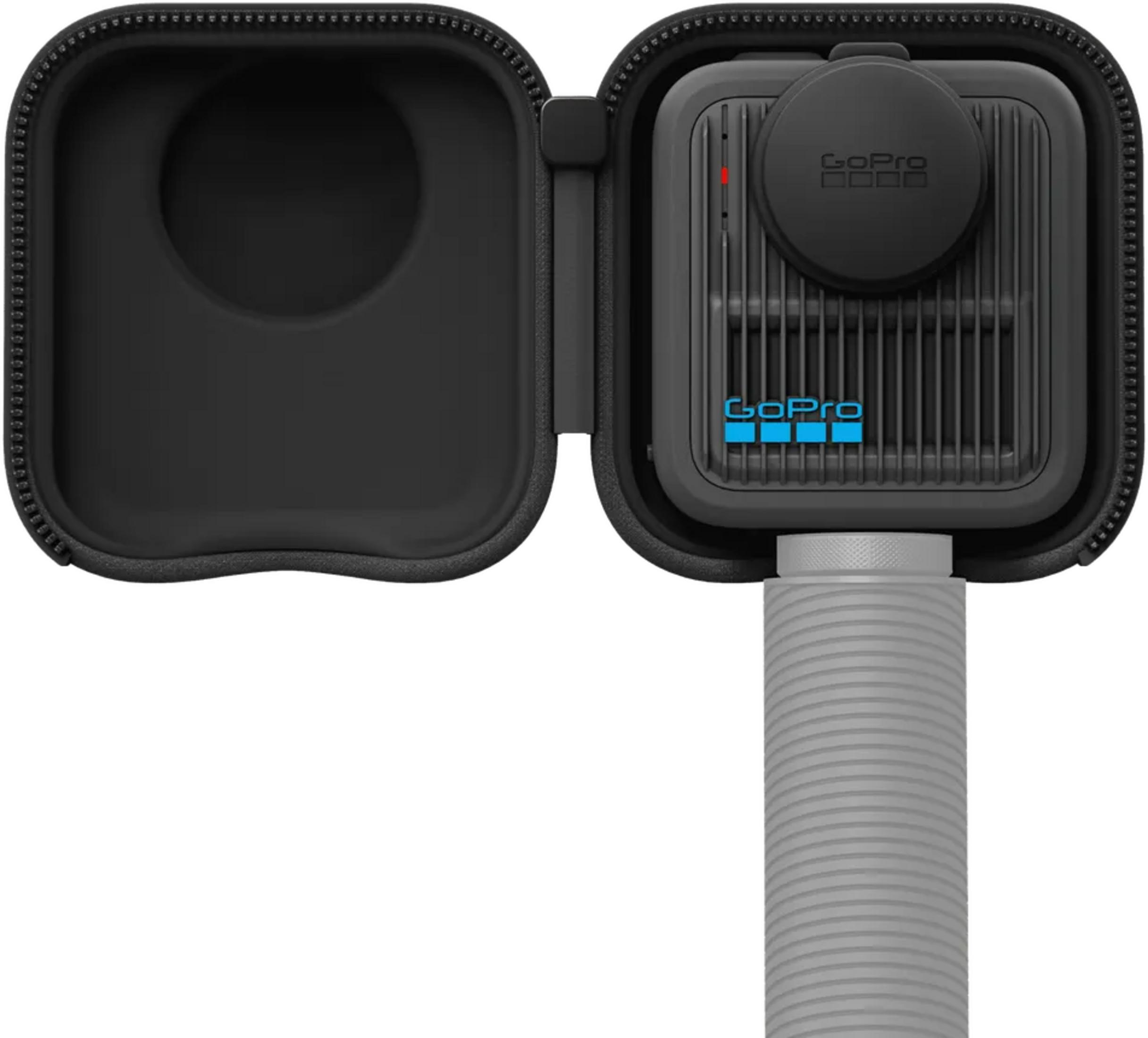 Estuche negro GoPro abierto con cámara dentro y parte de un agarre.