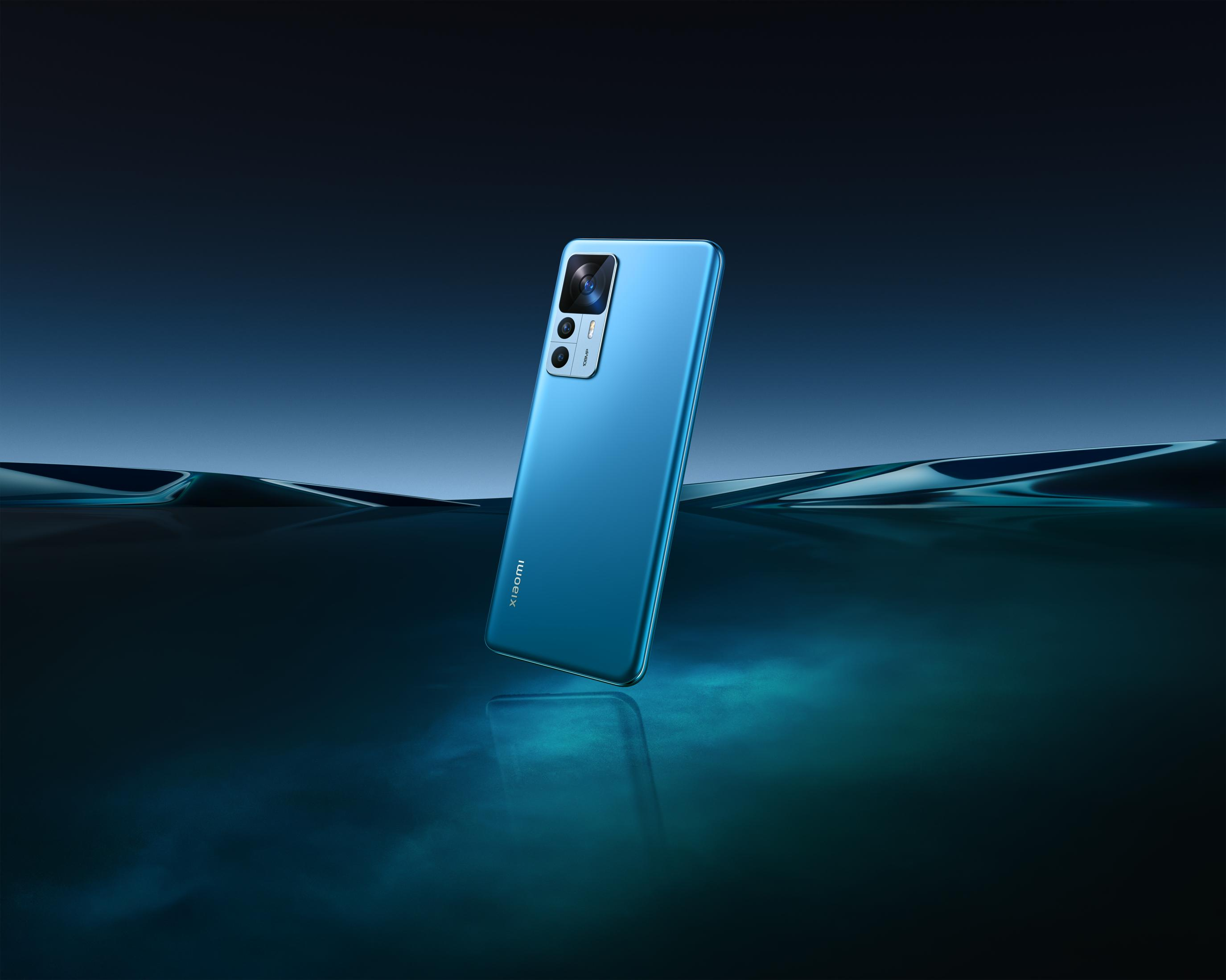 Niebieski smartfon z trzema aparatami unosi się nad ciemną, lustrzaną powierzchnią.