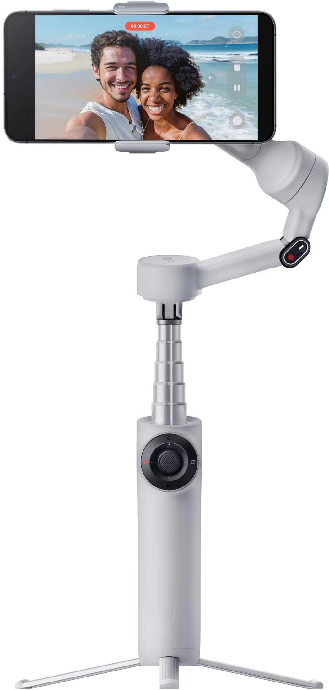 Para robi sobie selfie na plaży, trzymana przez gimbala.