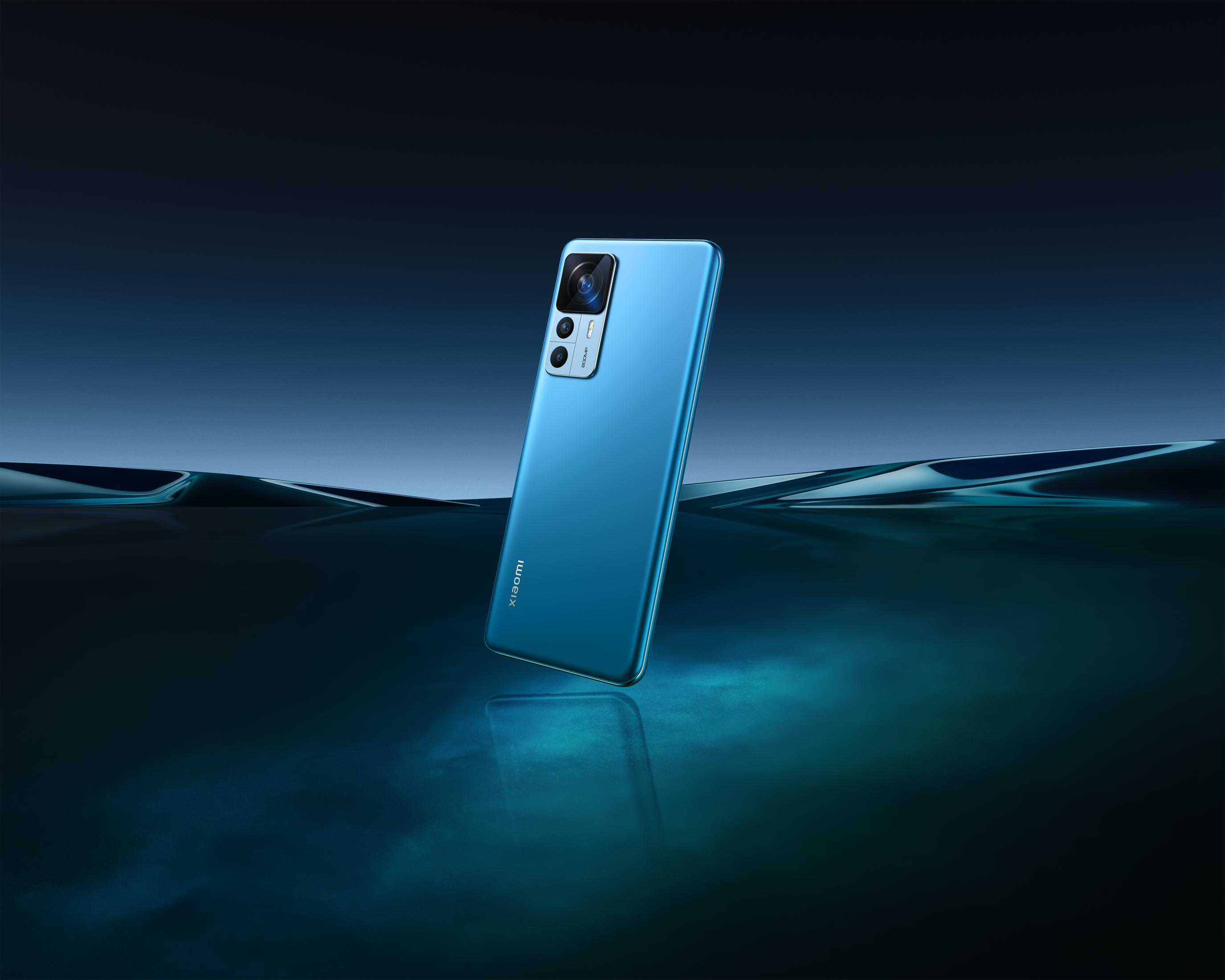 Ein blaues Smartphone mit drei Kameras steht auf einer spiegelnden Oberfläche.