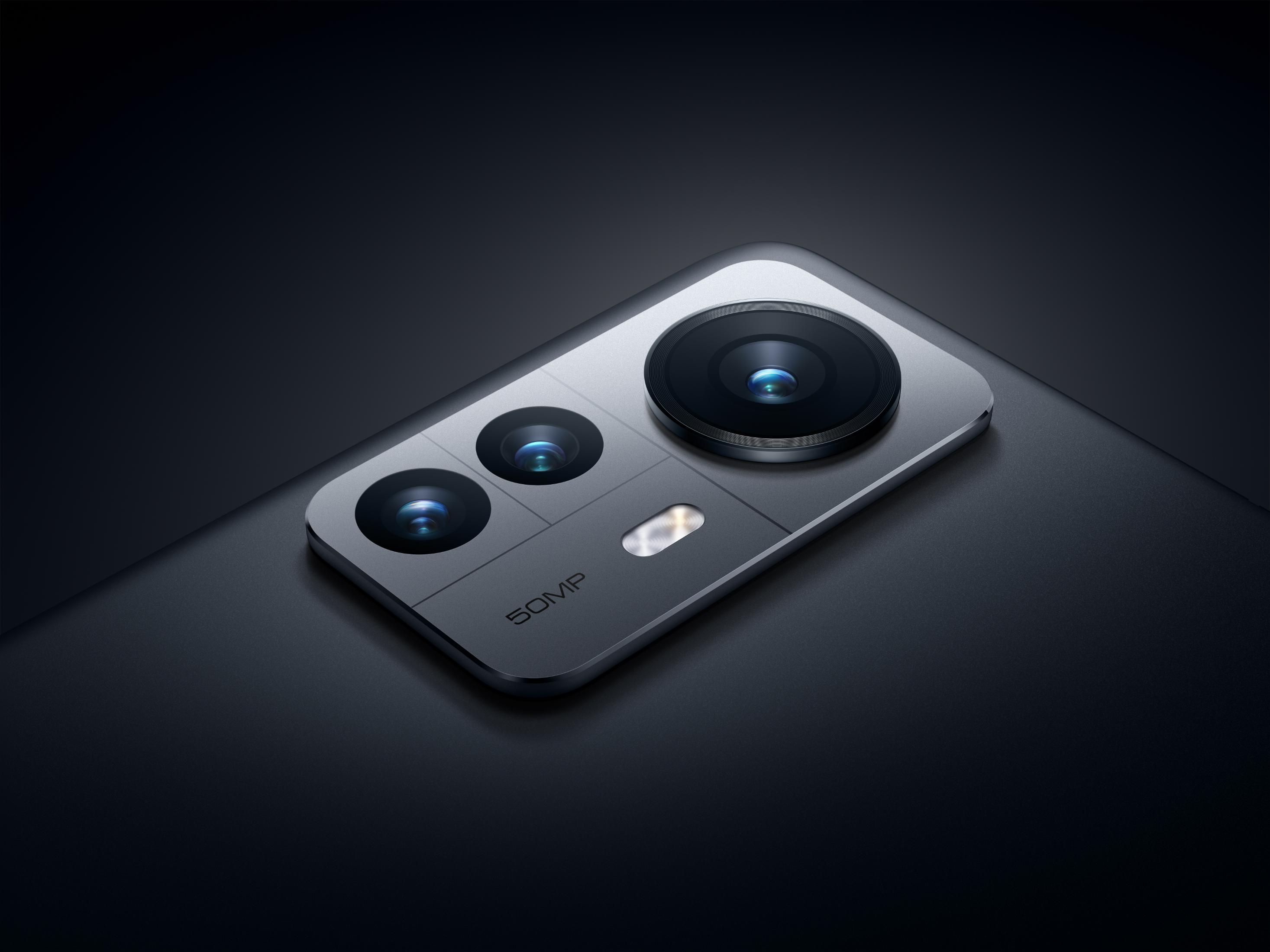 Zbliżenie tylnego modułu kamery smartfona z trzema obiektywami i lampą błyskową.