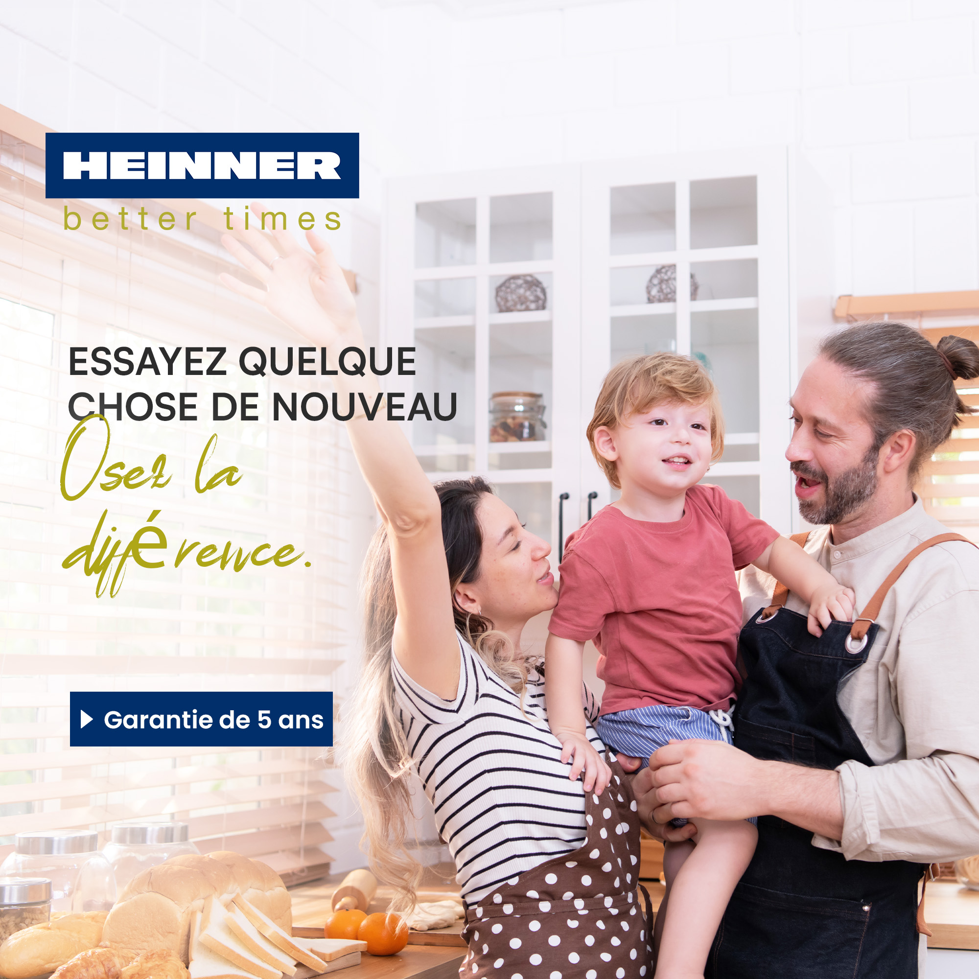 Familie in keuken met brood en gebak. Heinner logo en tekst.