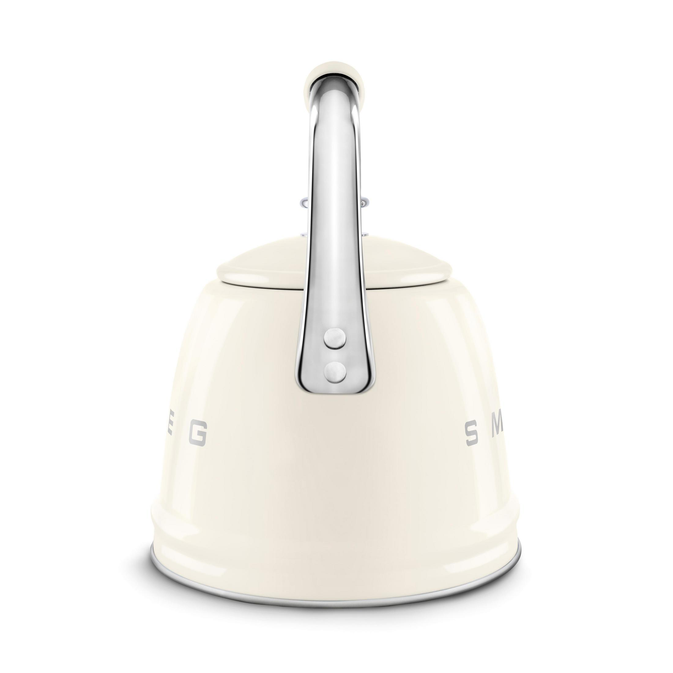 Eine cremefarbene Smeg Teekanne mit silbernem Griff, isoliert auf weißem Hintergrund.