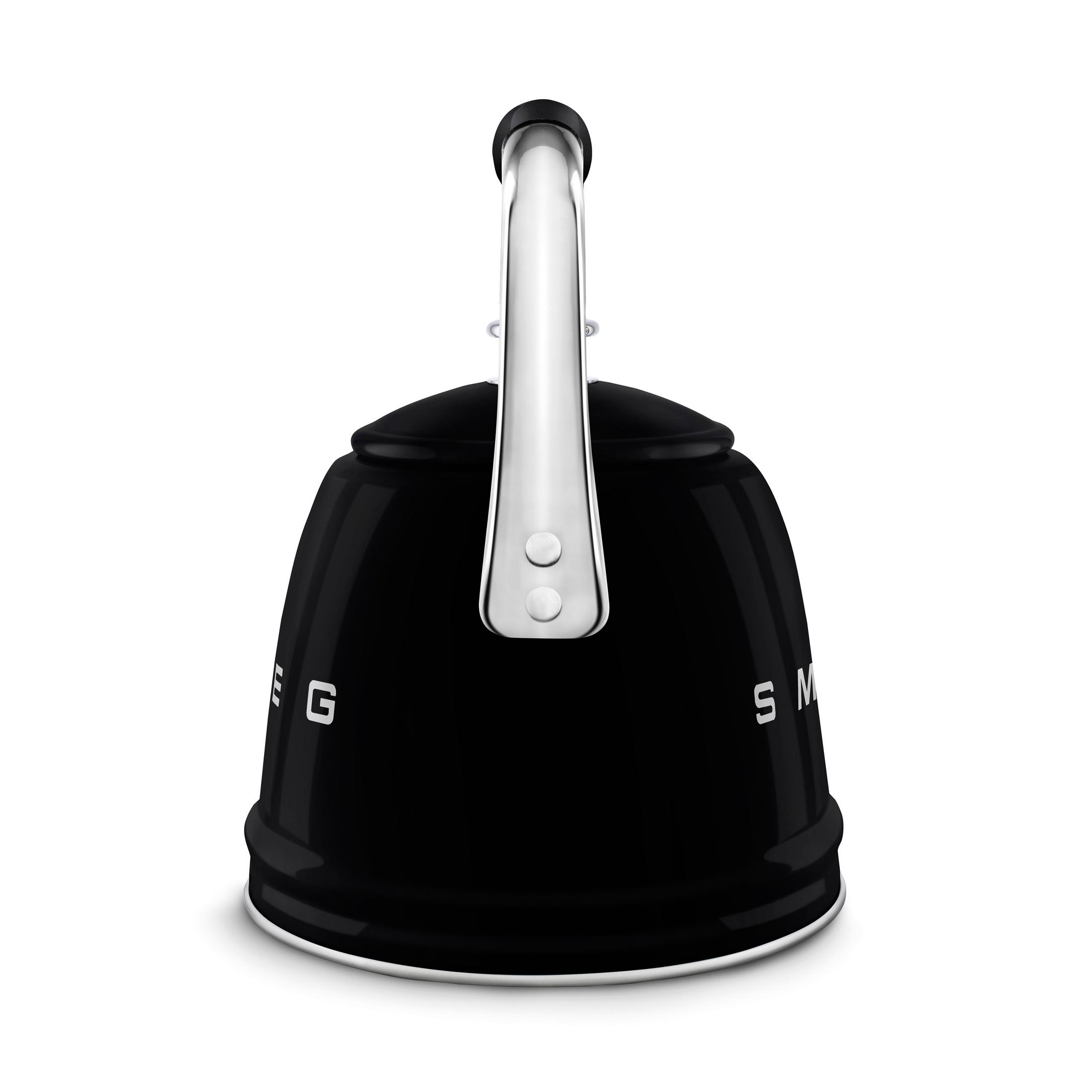 Schwarzer Smeg Wasserkocher mit silbernem Griff und Logo.