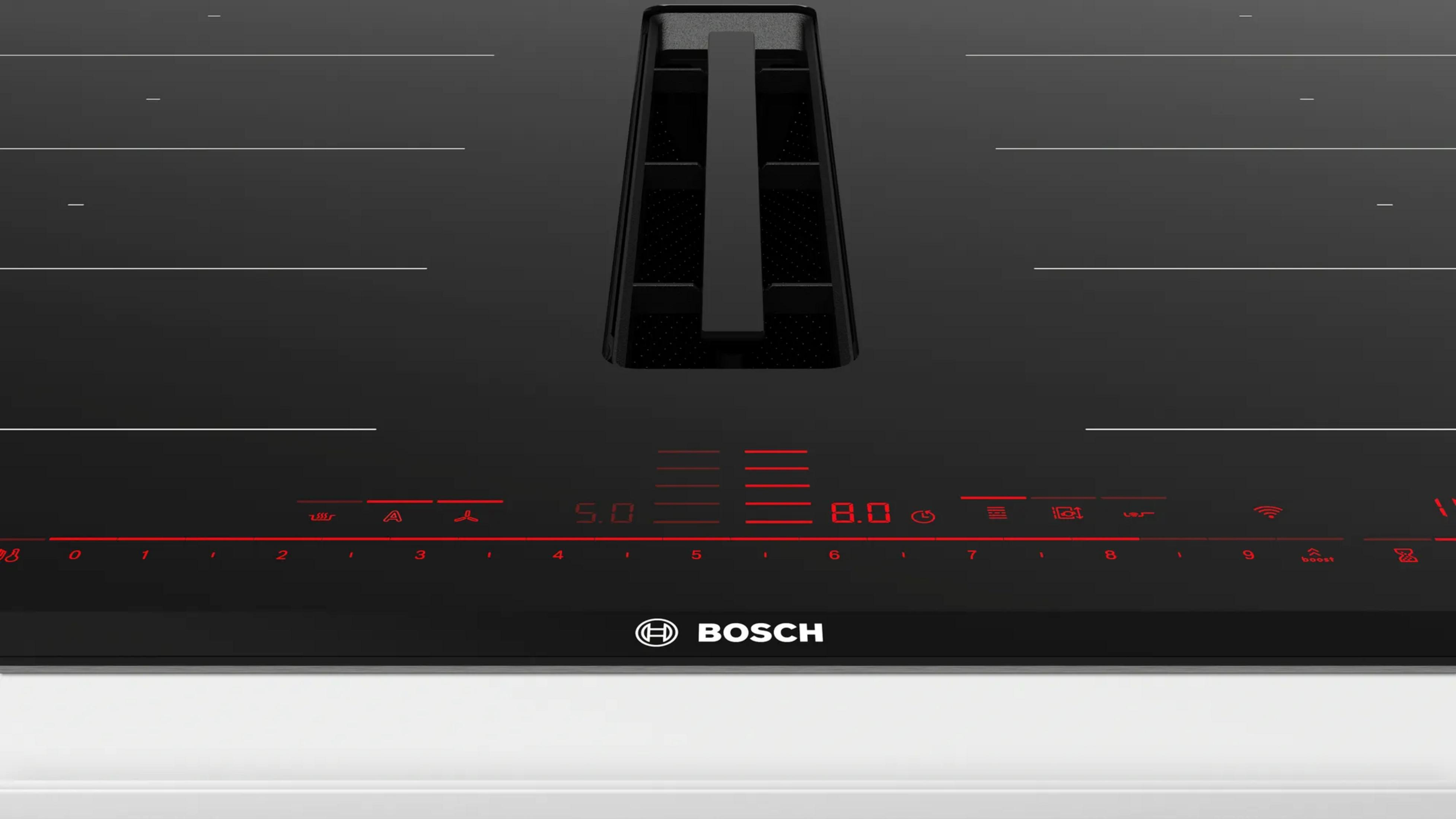 Zwart inductiefornuis met rood digitaal display en Bosch-logo.