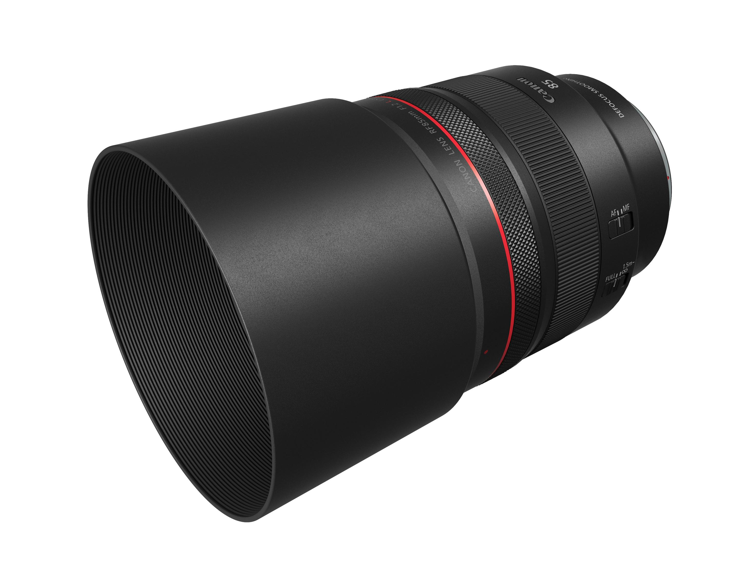 Schwarzes Canon RF 85mm F1.2 L Objektiv mit Gegenlichtblende, auf weißem Hintergrund.