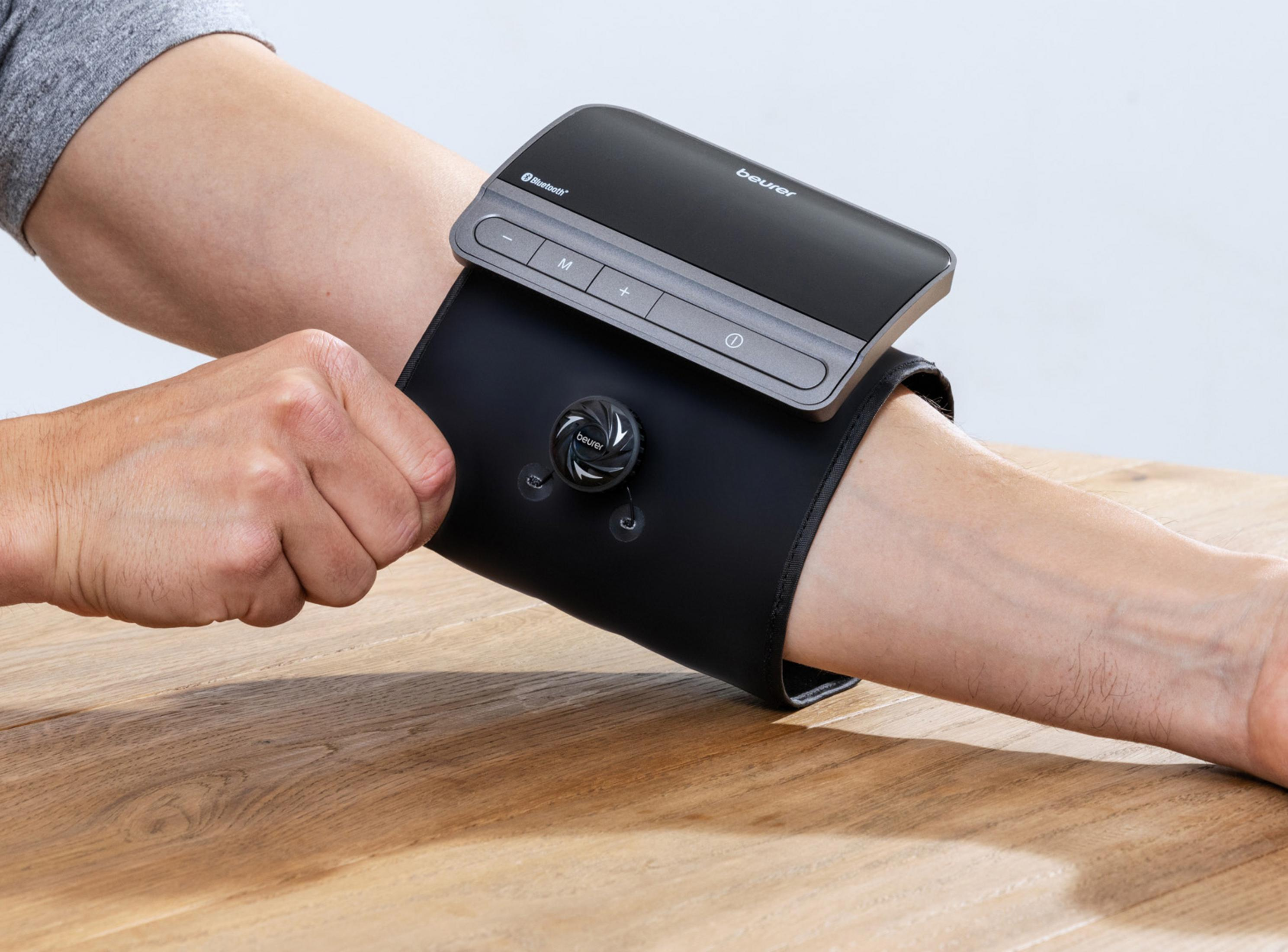 Ein Beurer Oberarm-Blutdruckmessgerät mit Bluetooth wird an einem Arm befestigt.