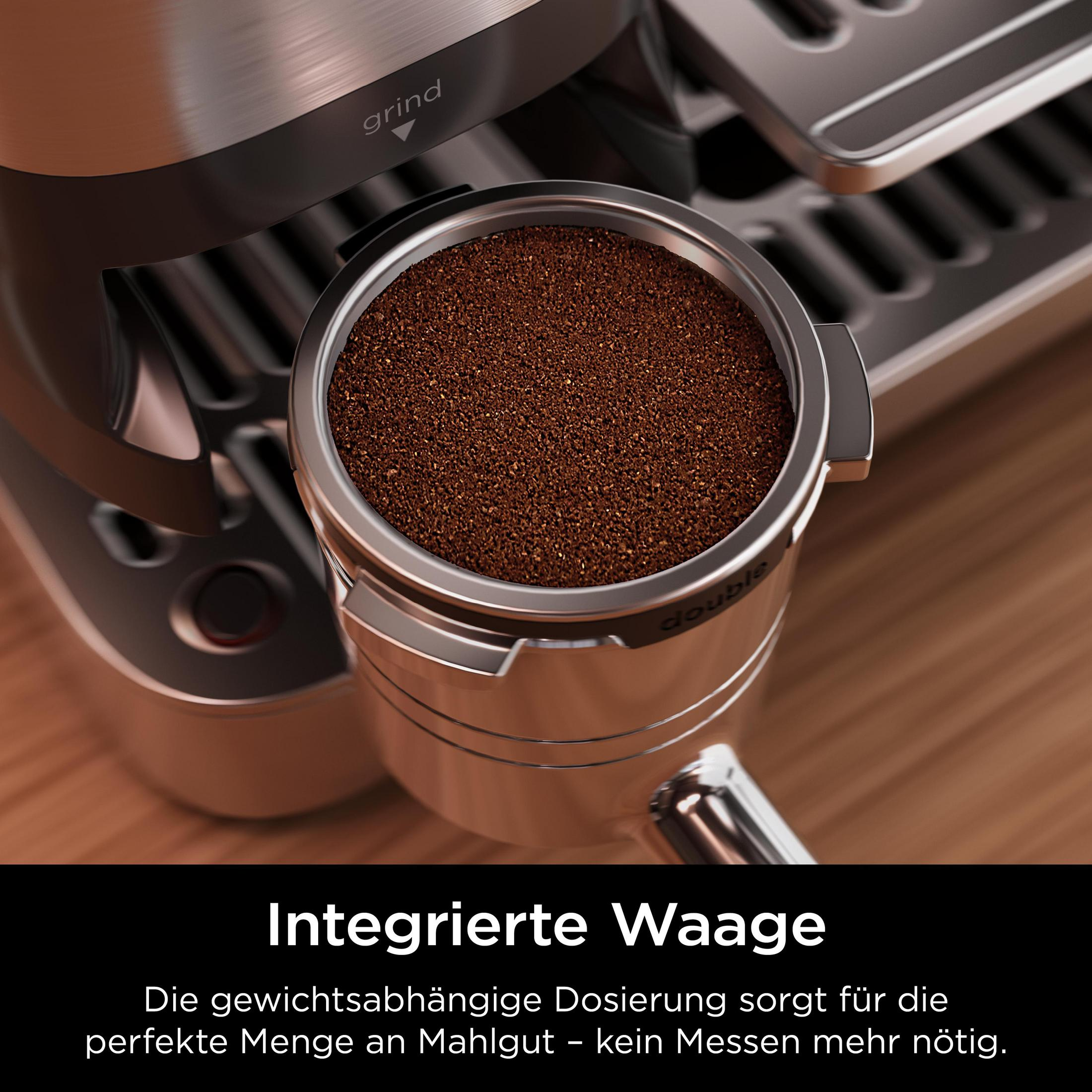 Koffiezetapparaat met ingebouwde weegschaal. Gemalen koffie in portafilter.