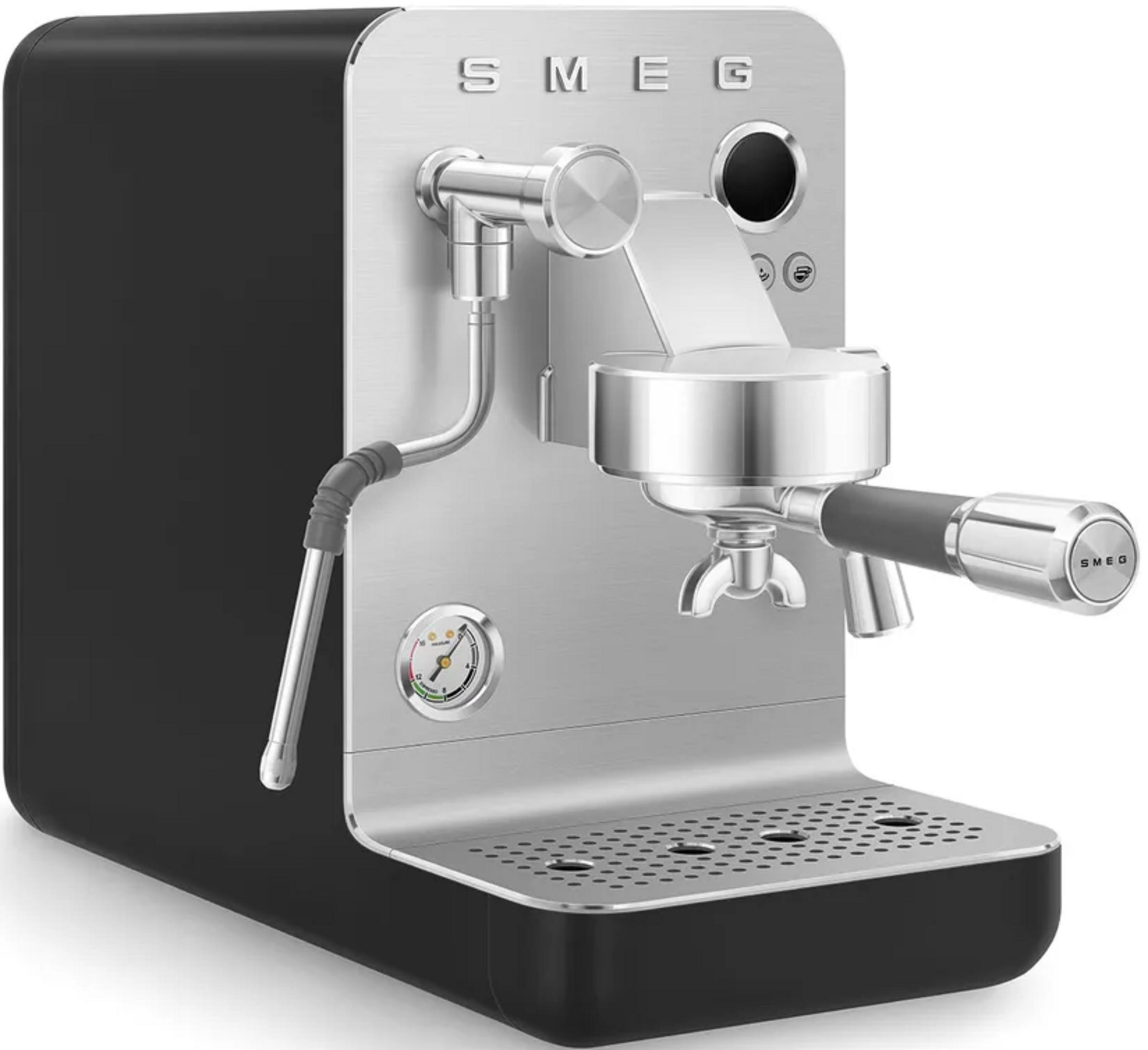 Eine schwarze SMEG Espressomaschine mit silbernen Akzenten und Manometer.