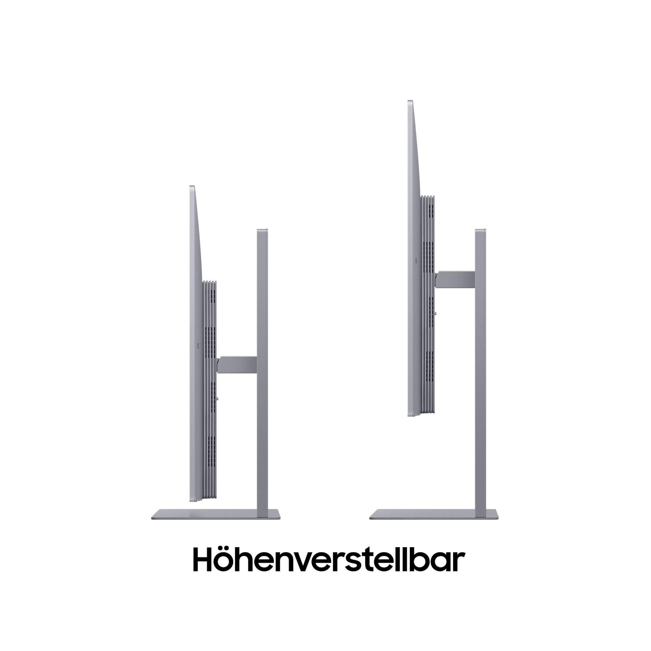 Dwa monitory z srebrnymi podstawami na białym tle.