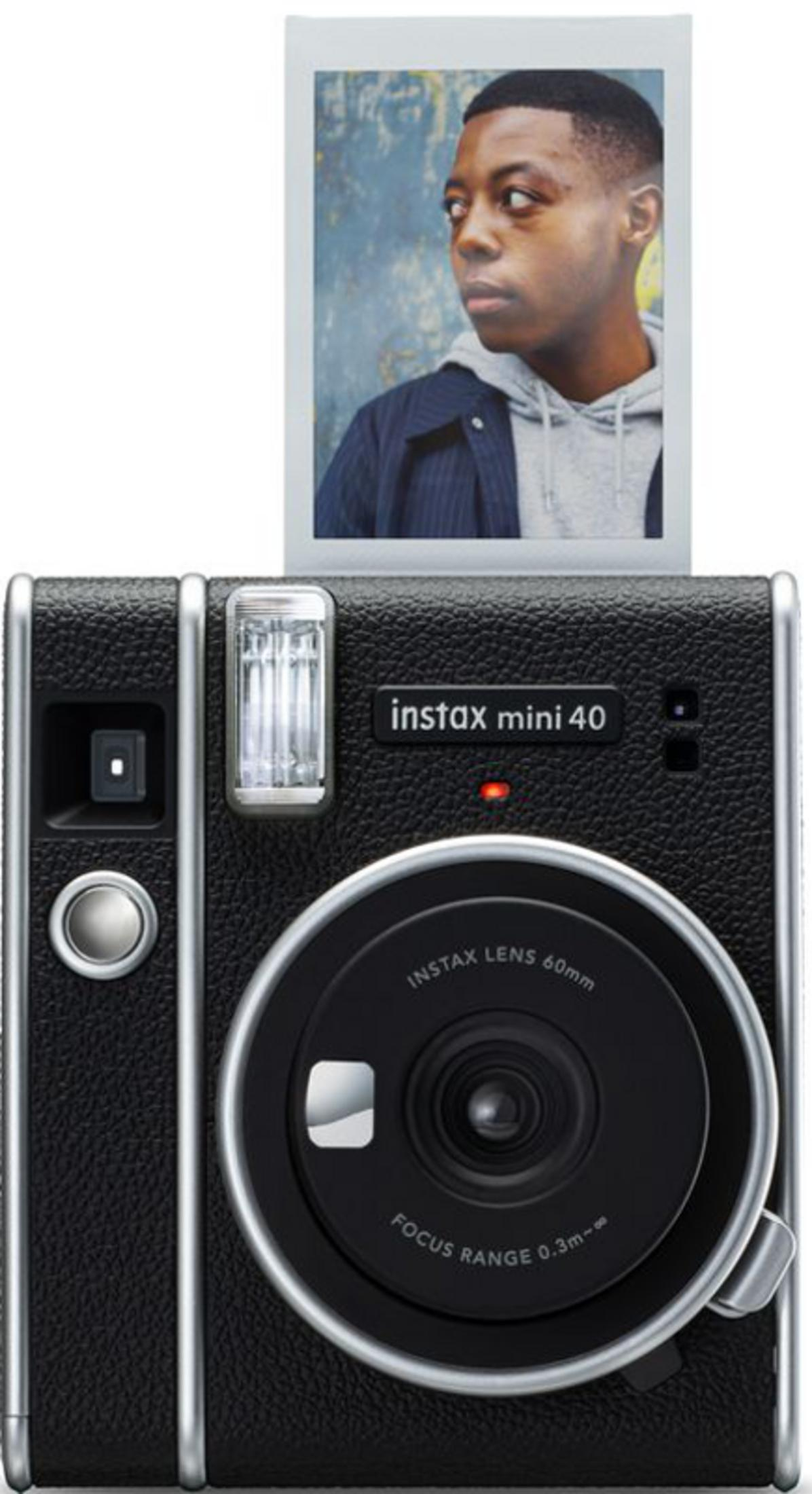 Czarny aparat Instax Mini 40 ze zdjęciem wyłaniającego się młodego mężczyzny.
