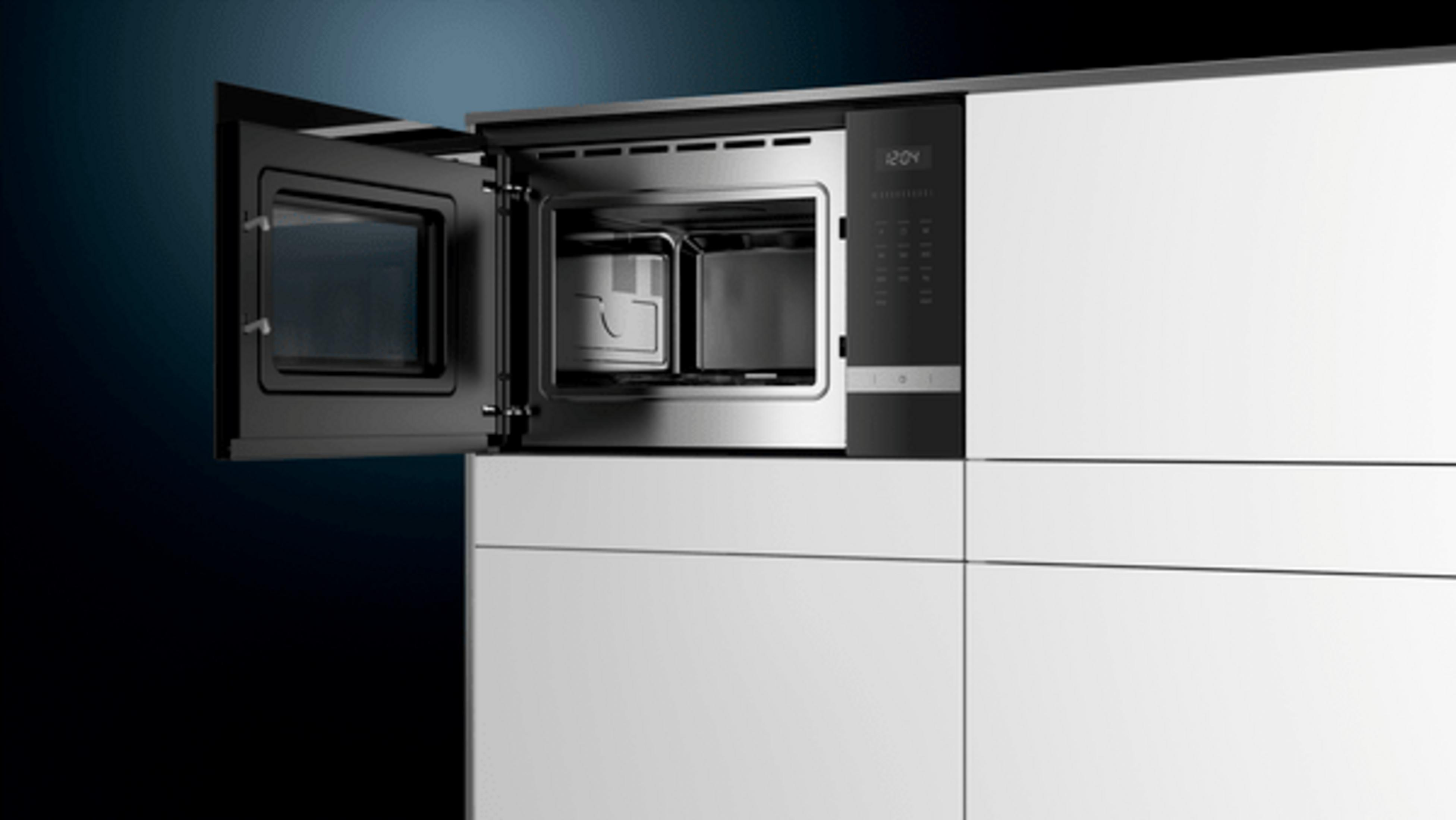 Un moderno forno a microonde da incasso con porta aperta, interno in acciaio inox e comandi neri.