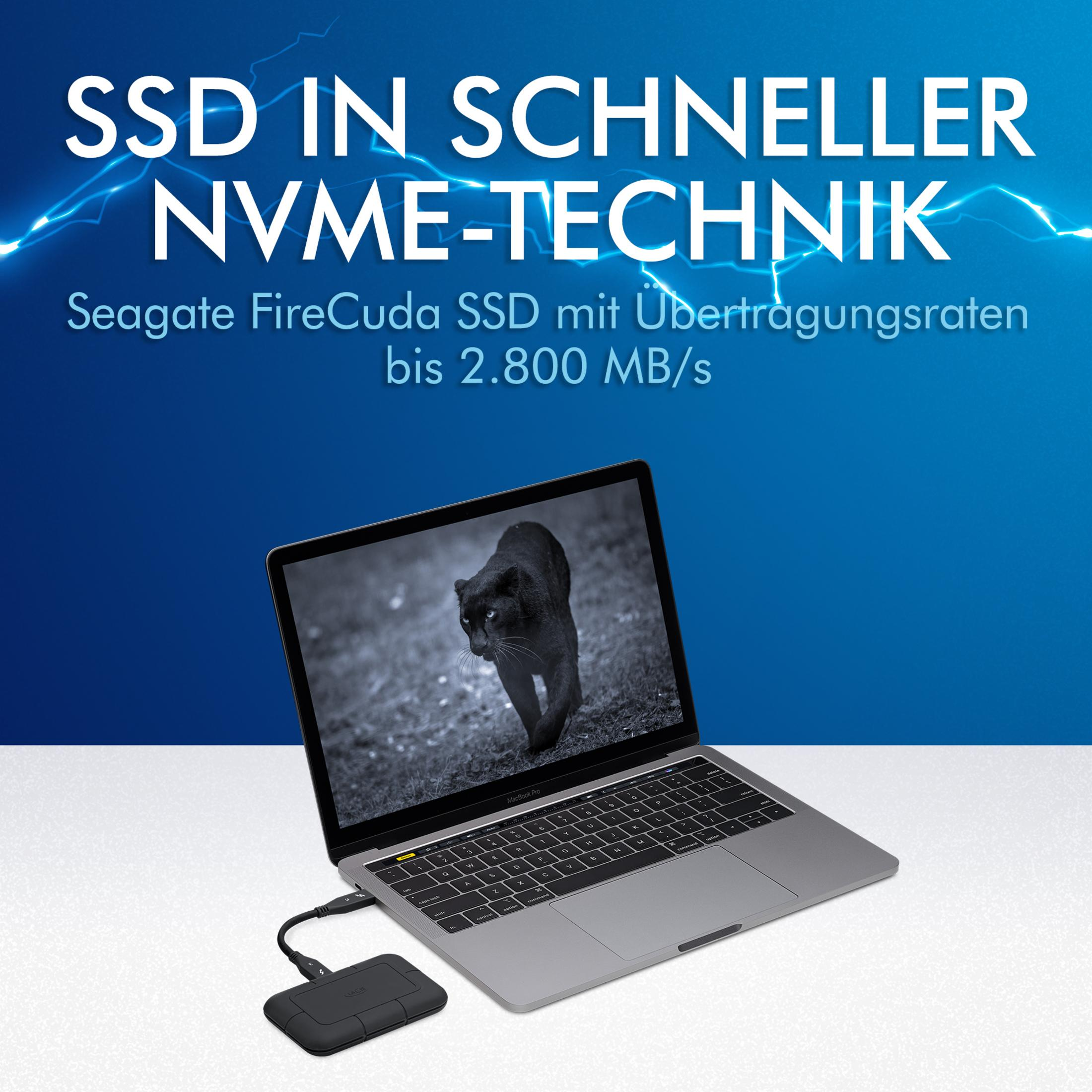 Laptop z zewnętrznym dyskiem SSD i czarną panterą na ekranie.
