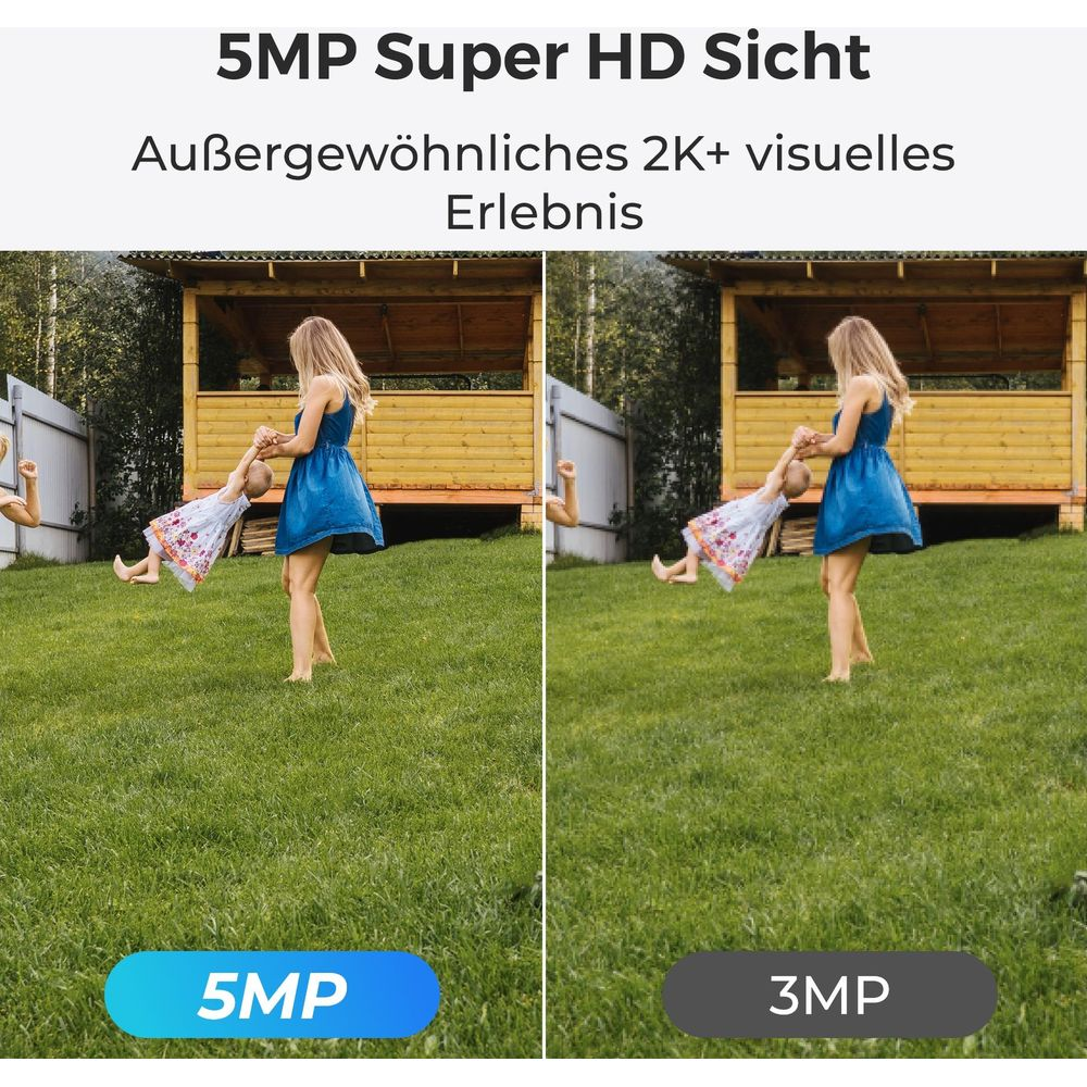 Eine Frau schwingt ein Kind auf einer grünen Wiese vor einem Holzpavillon.