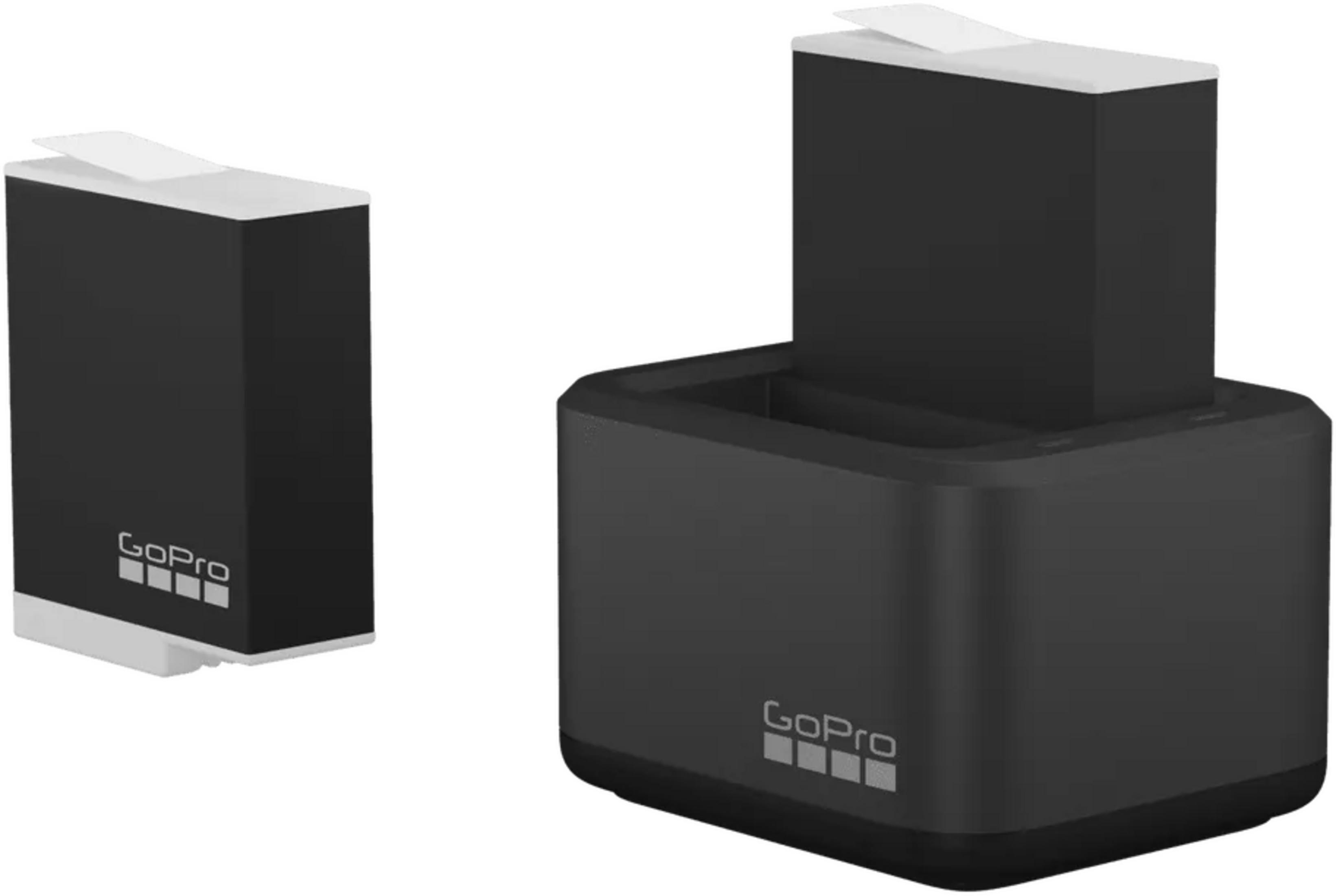 Ein schwarzer GoPro-Akku und ein Ladegerät mit eingelegtem Akku.