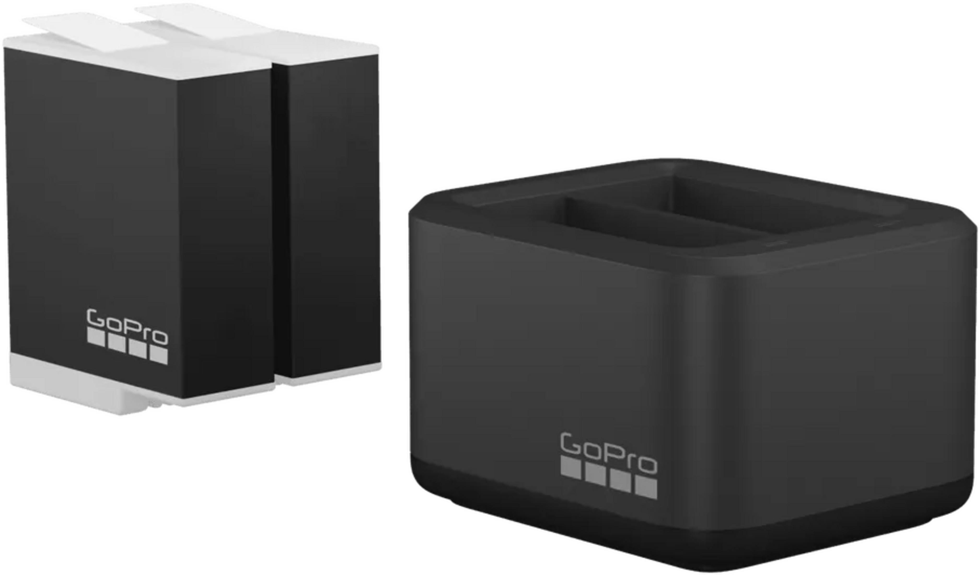 Zwei schwarze GoPro-Akkus und ein Ladegerät nebeneinander auf weißem Hintergrund.