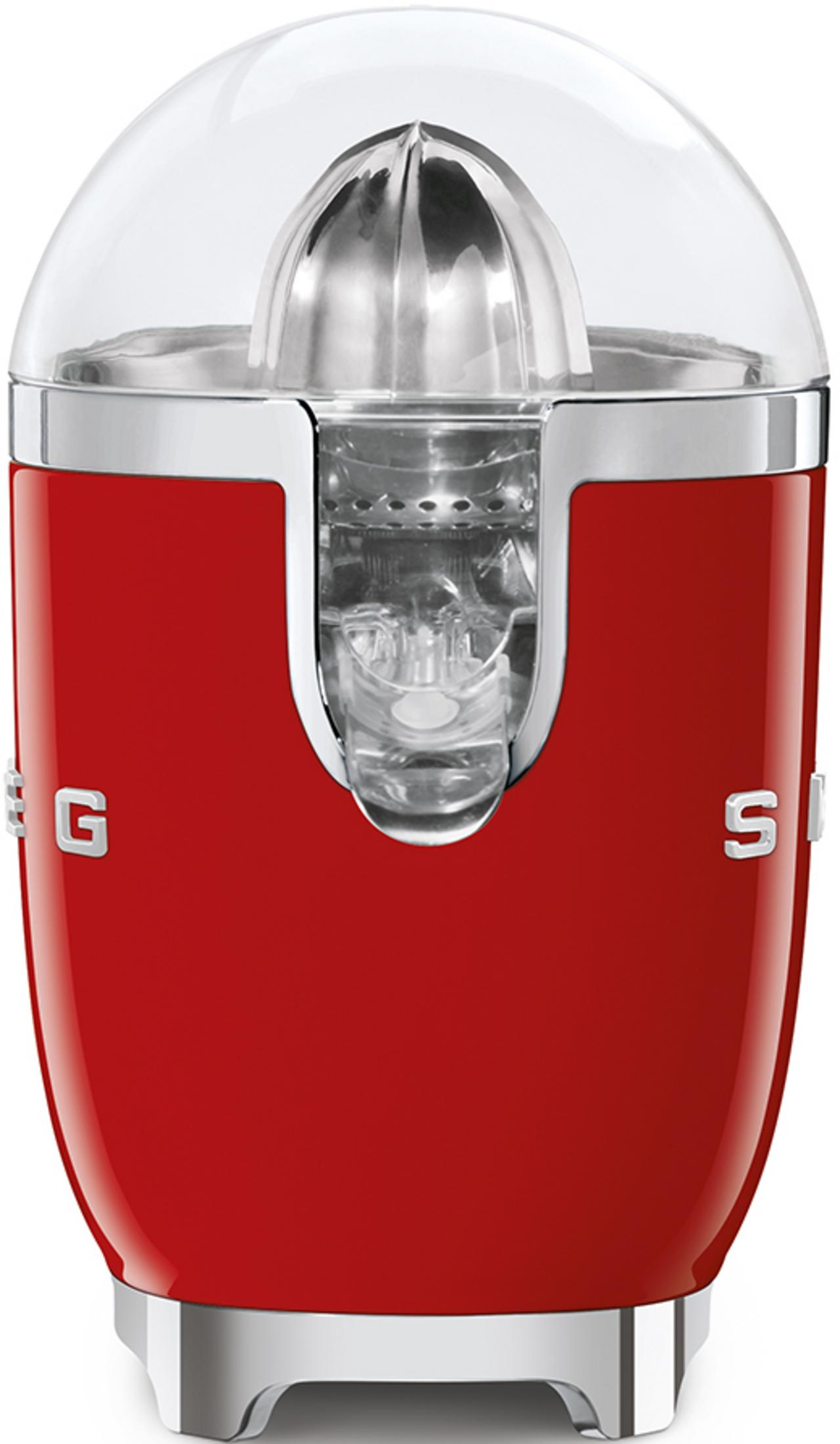 Czerwona wyciskarka do cytrusów ze srebrną podstawą i przezroczystą pokrywą. Widoczne logo "SMEG".