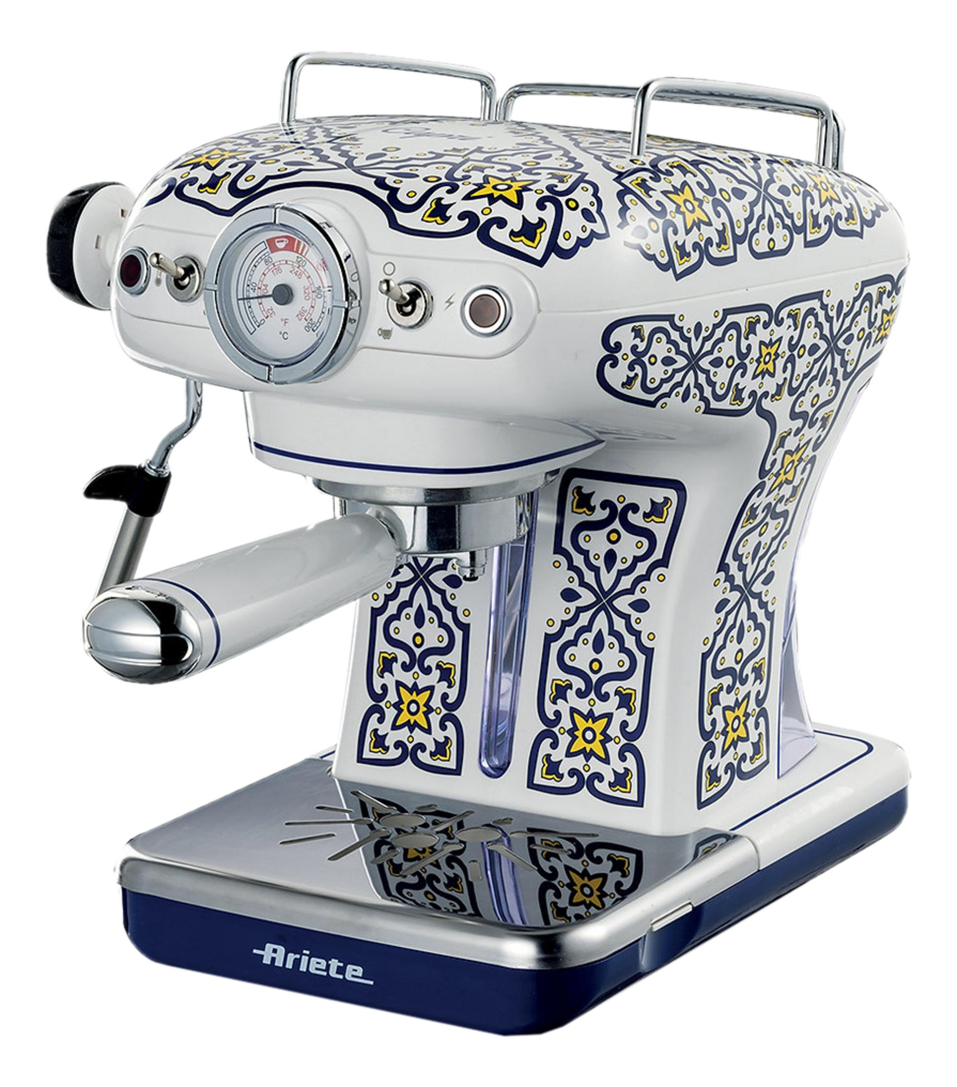 Biała ekspres do kawy z niebiesko-żółtymi wzorami, manometrem i srebrną rączką.