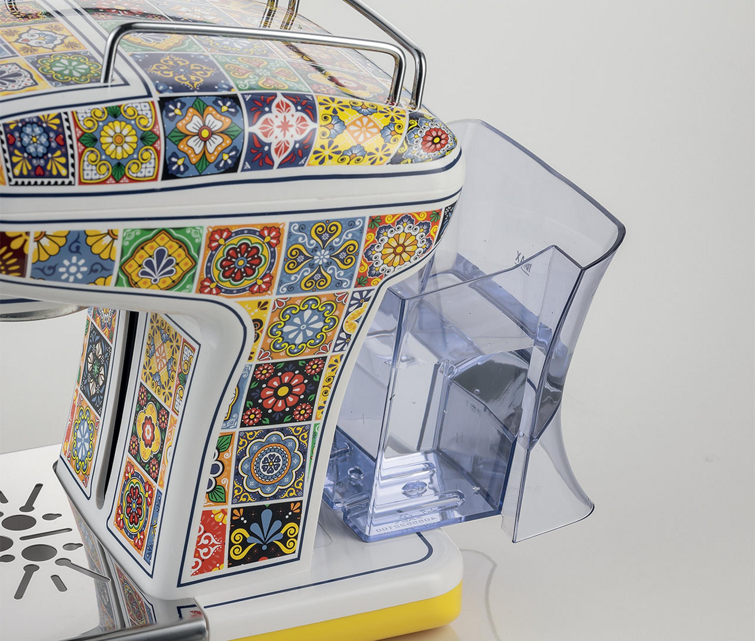 Ekspres do kawy z kolorowym wzorem płytek i przezroczystym zbiornikiem na wodę.