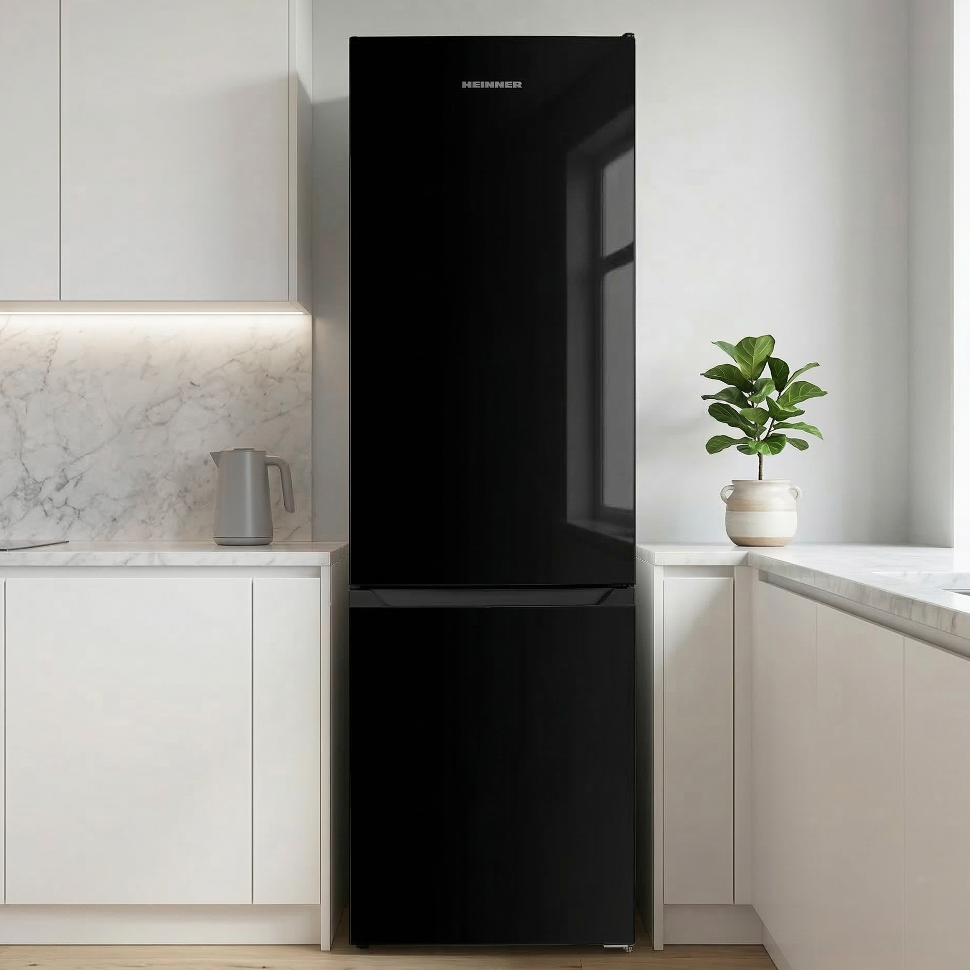 Een zwarte koelkast in een moderne keuken met witte kasten.