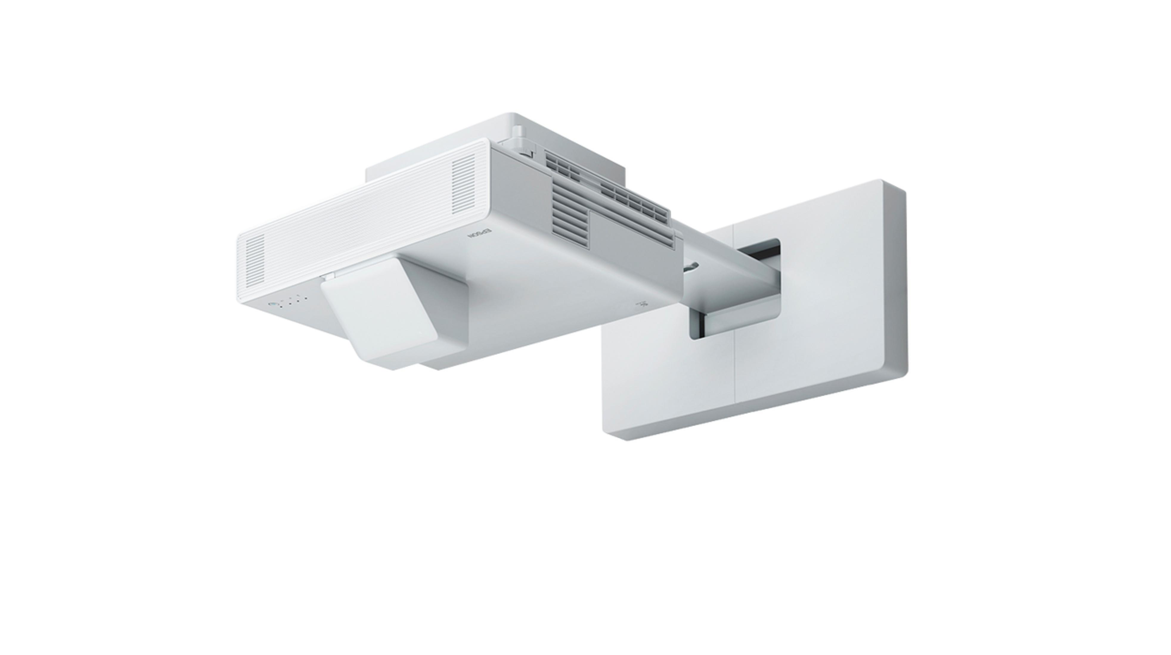 Biały projektor Epson jest zamontowany na białym uchwycie ściennym.