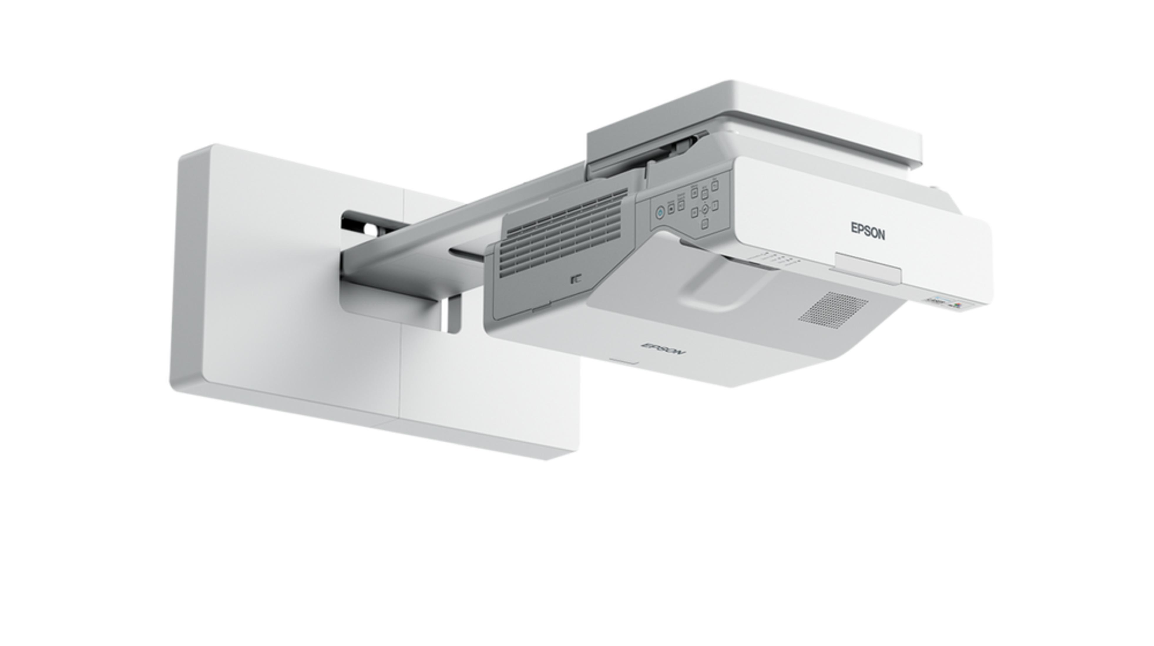 Un proiettore Epson bianco montato su una staffa a muro.