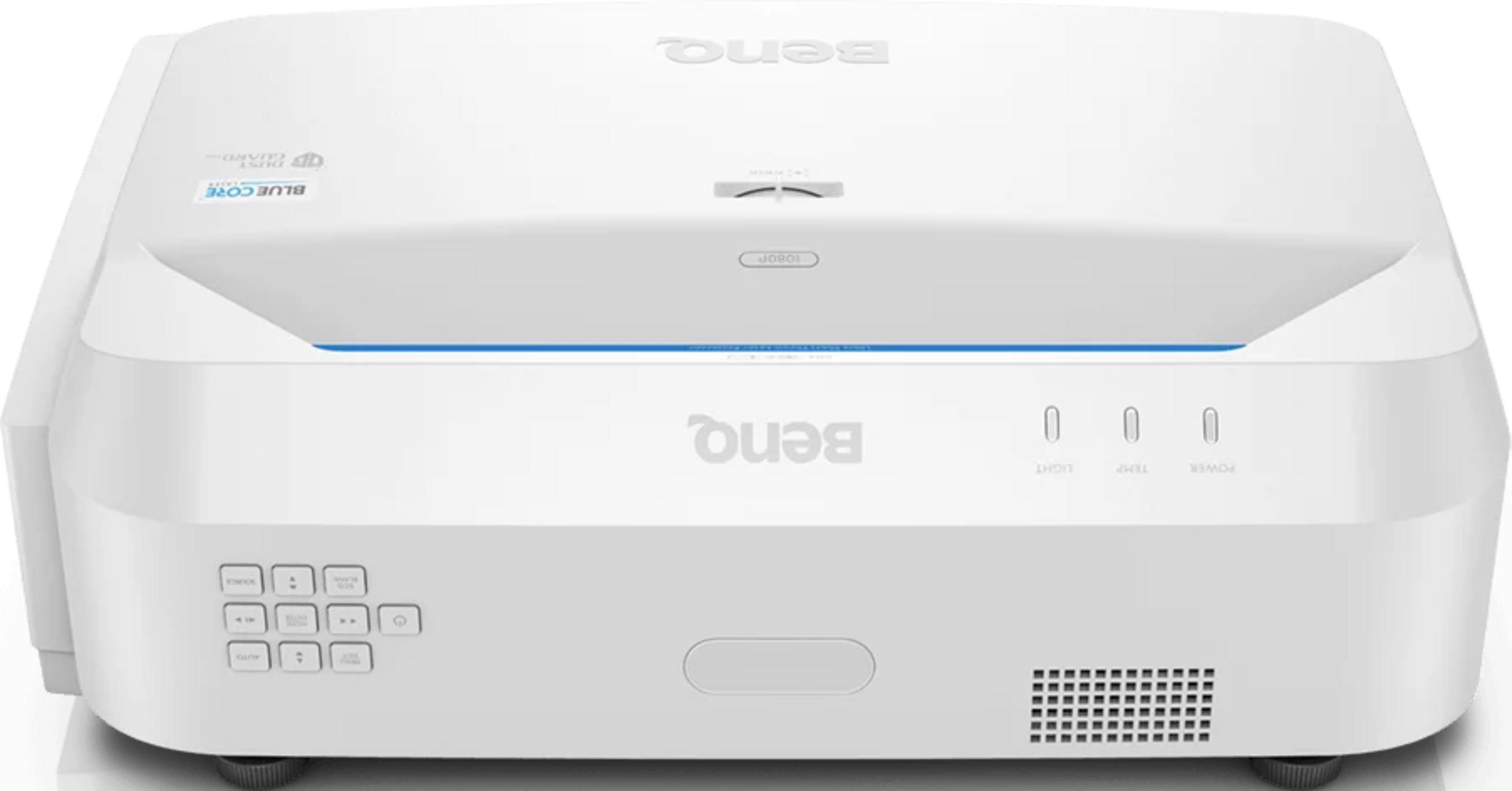 Biały projektor BenQ z panelem sterowania i otworami wentylacyjnymi.