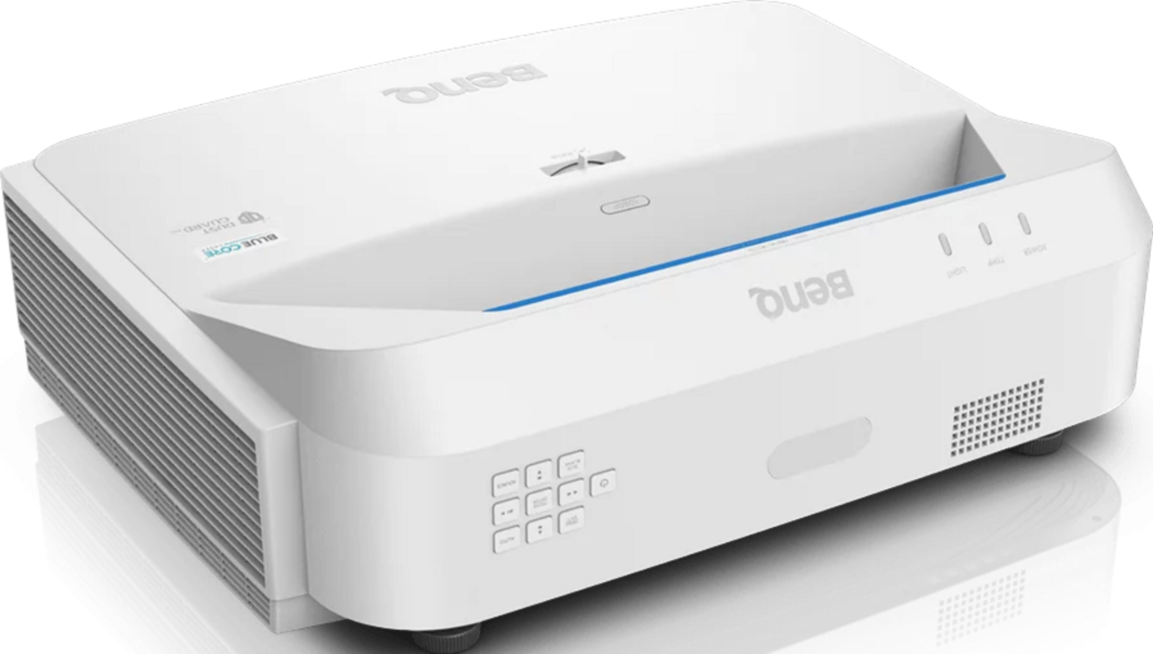 Biały projektor z otworami wentylacyjnymi, przyciskami i niebieskim paskiem.