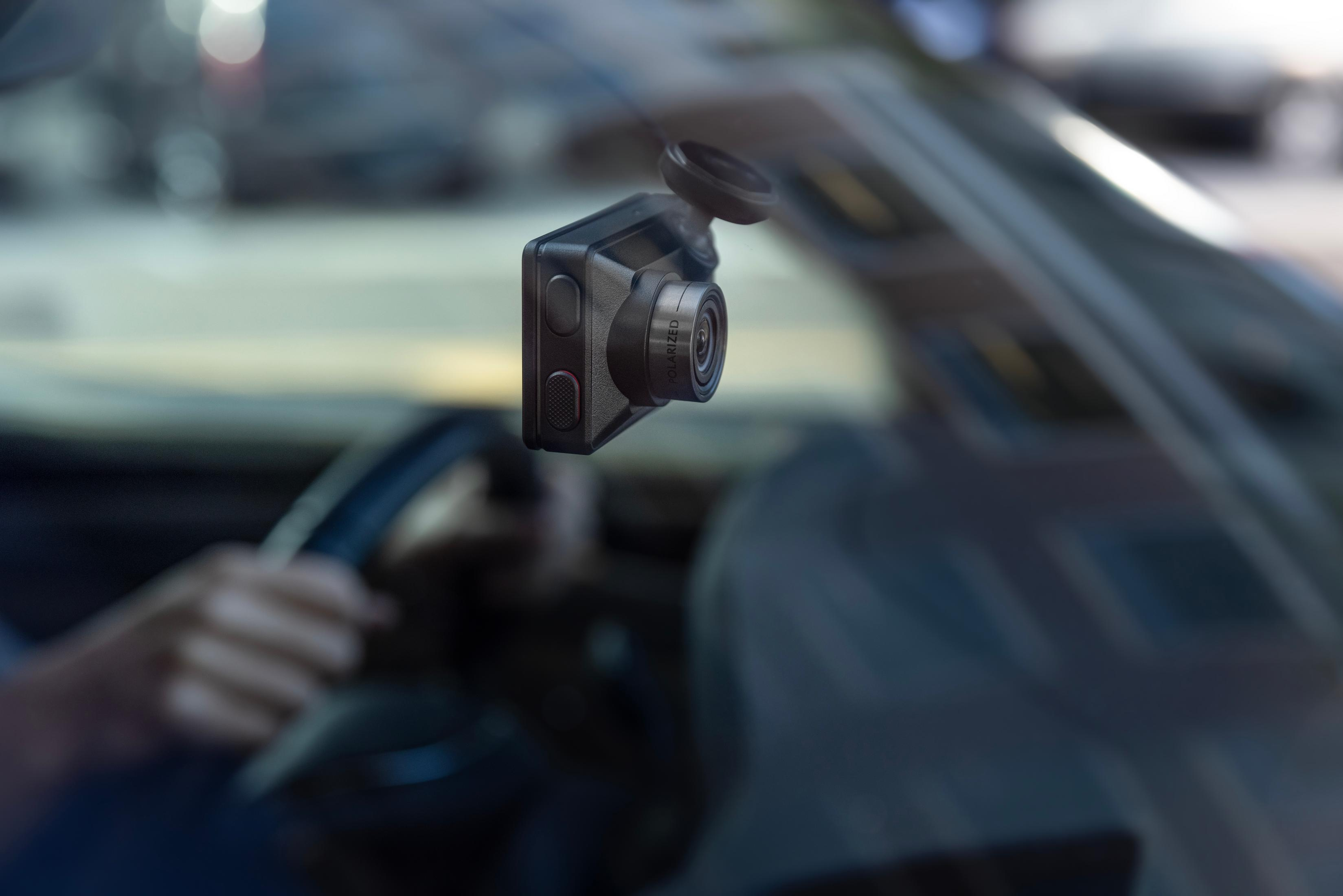 Armaturenbrettkamera mit polarisiertem Objektiv am Auto-Armaturenbrett.