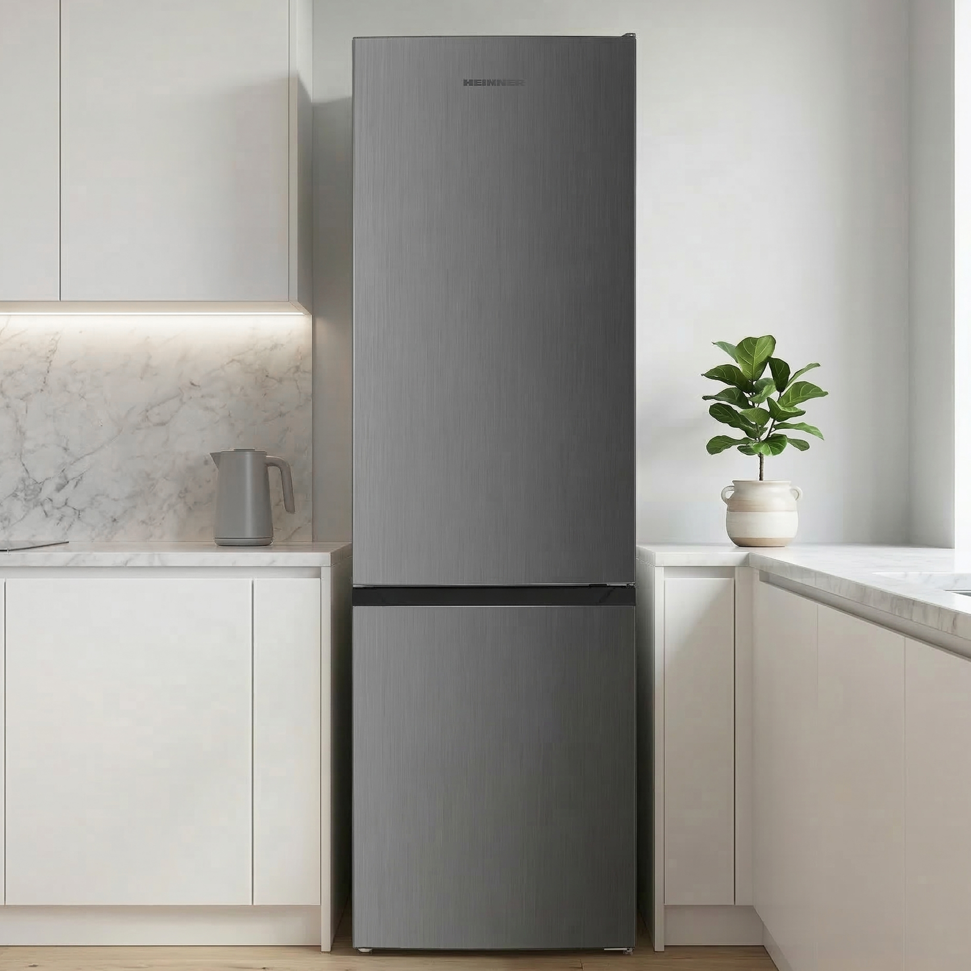 Een moderne grijze koelkast staat in een stijlvolle keuken naast witte kasten.