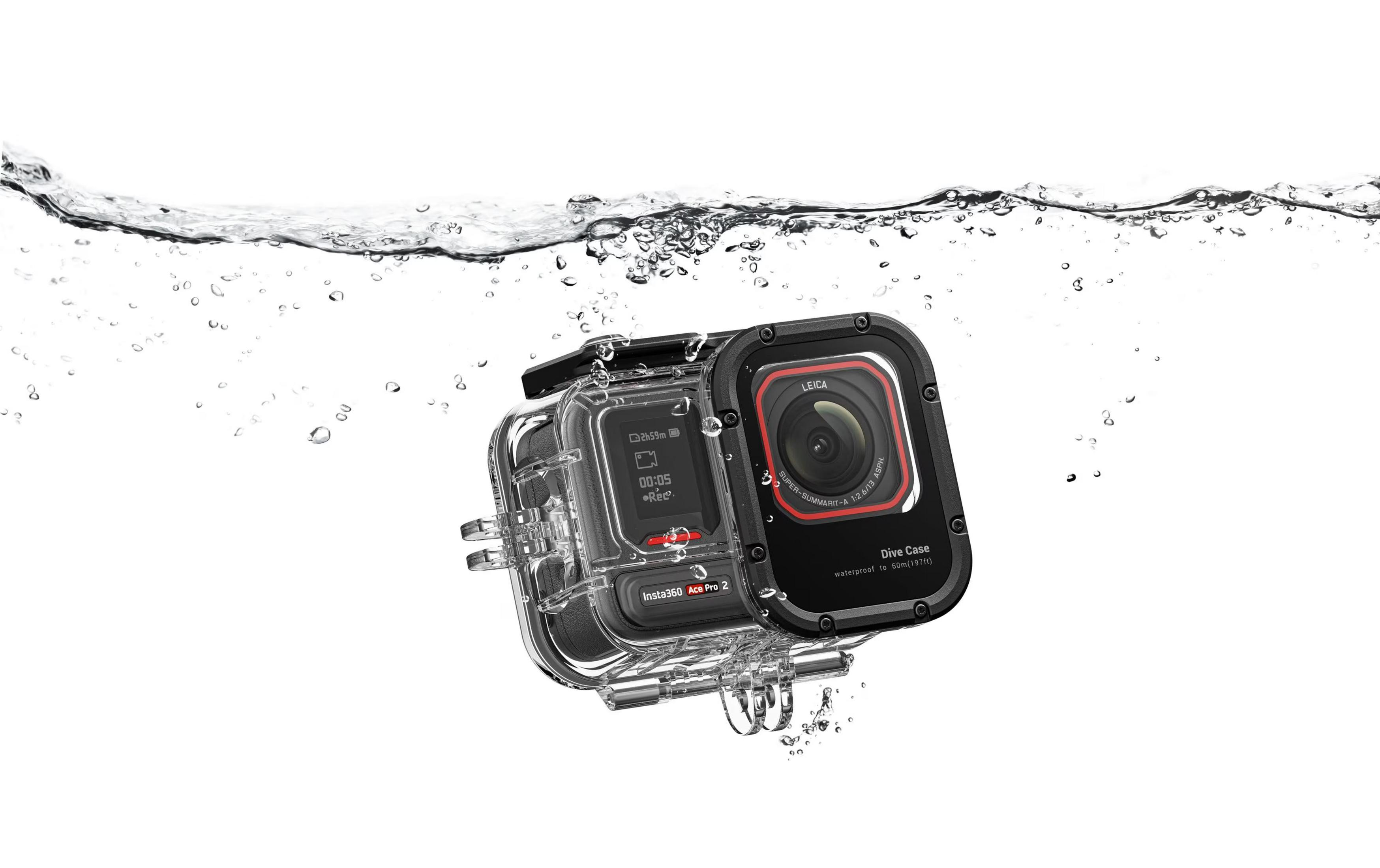 Una fotocamera Insta360 Ace Pro 2 nera in una custodia subacquea trasparente è sommersa.