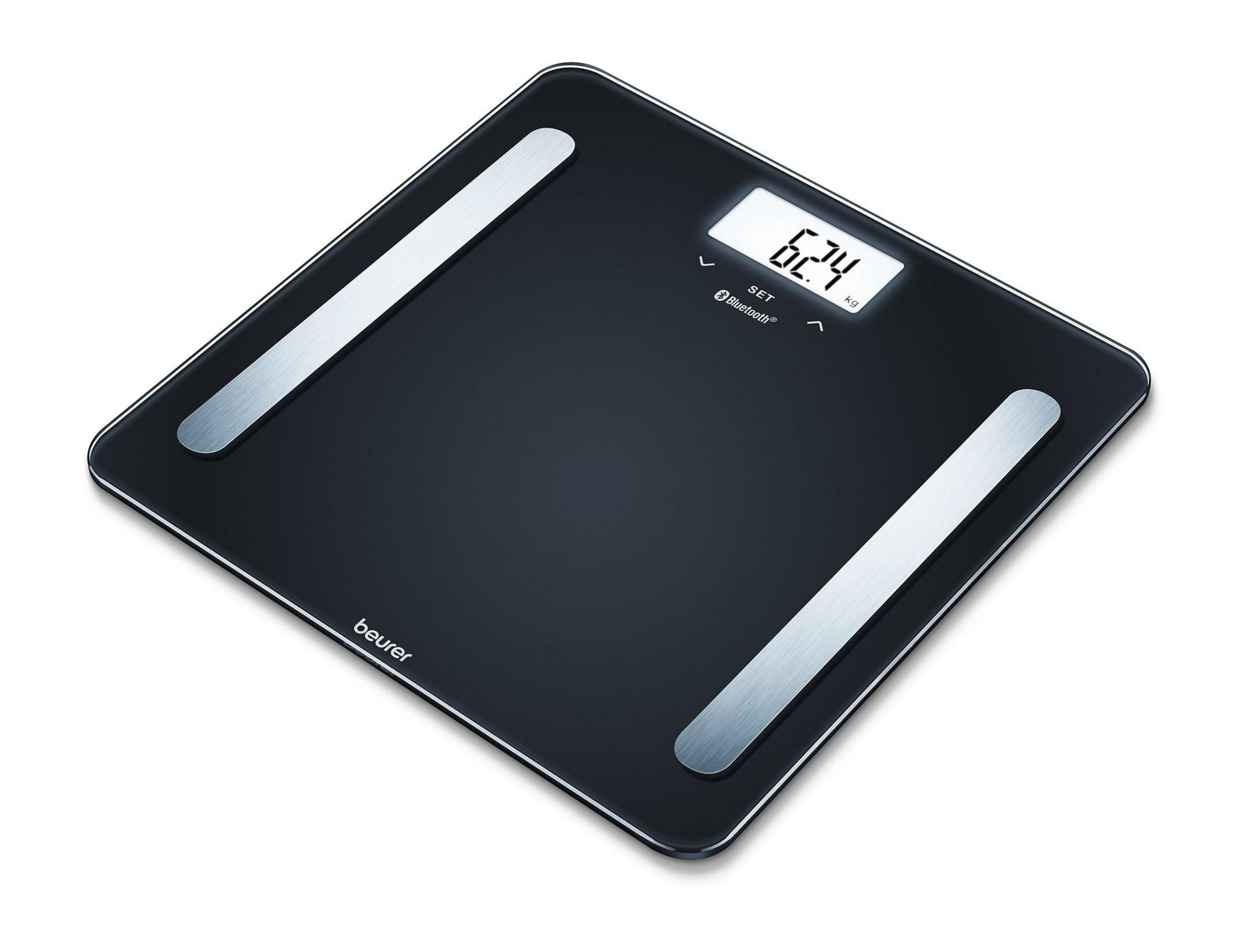 Bilancia digitale nera mostra una lettura di 62,4 kg.