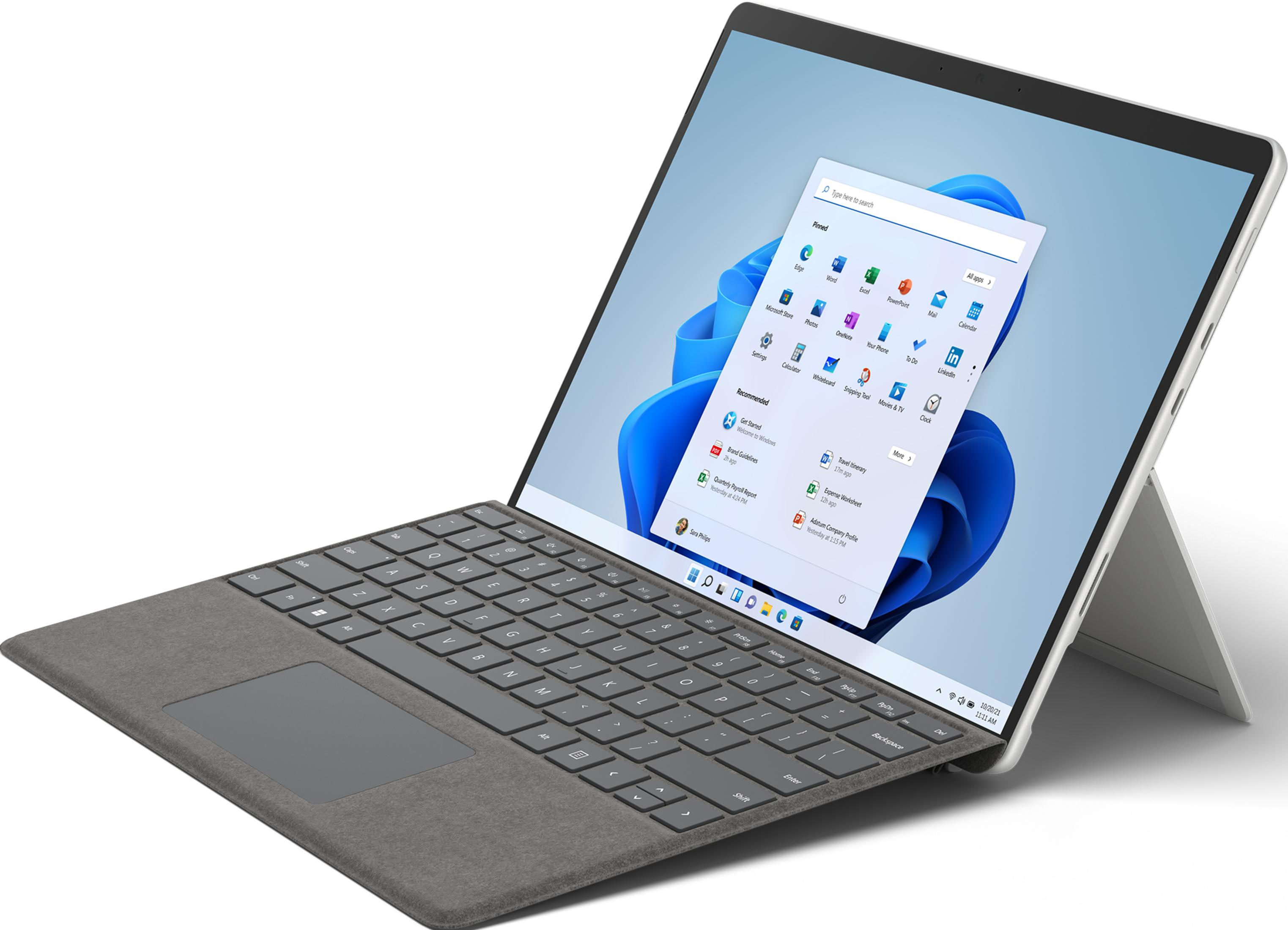 Ein silberner Laptop mit grauem Tastaturaufsatz und Windows 11 Startmenü geöffnet.