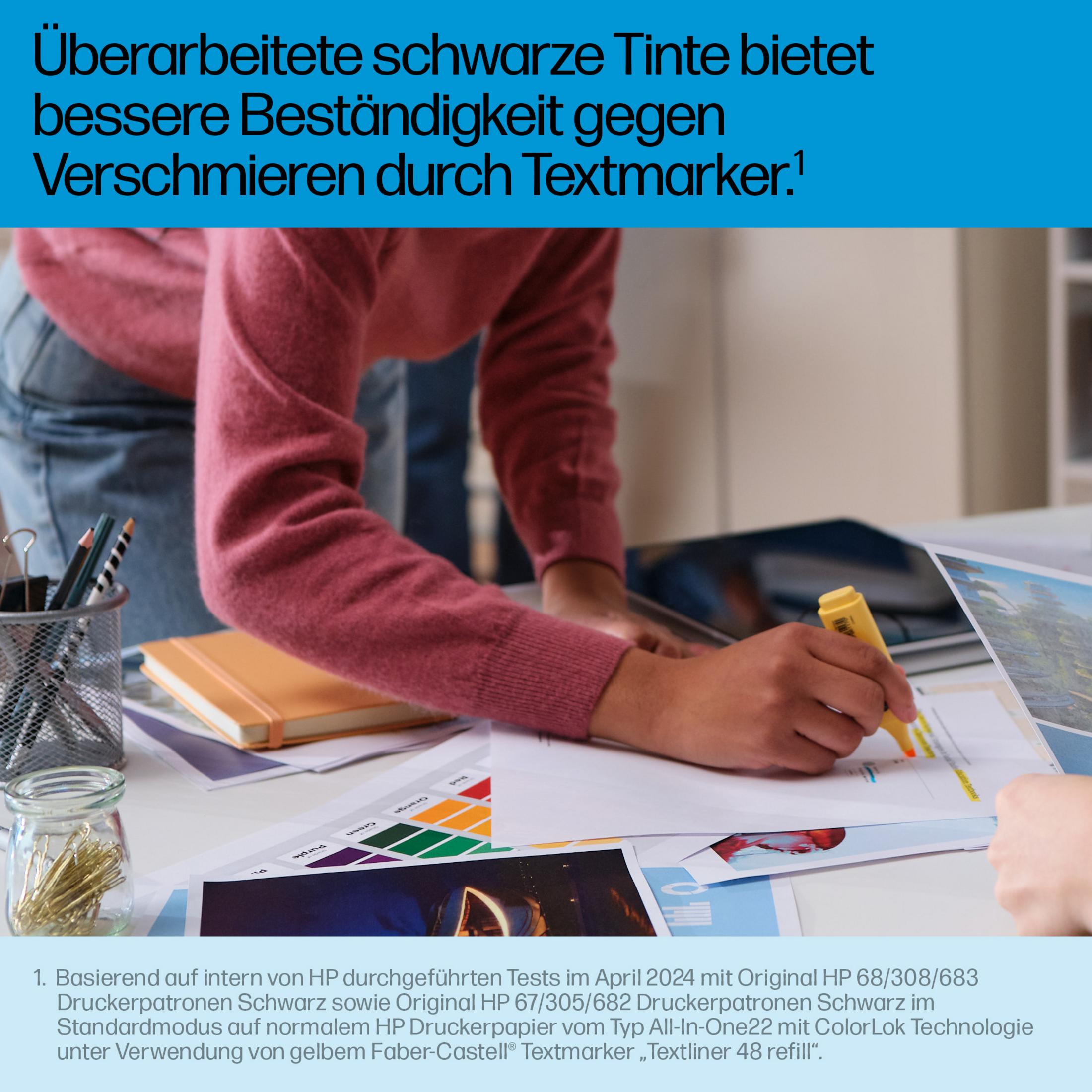Persona che segna documento con evidenziatore. Scrivania con taccuino, penne e campione di colore.