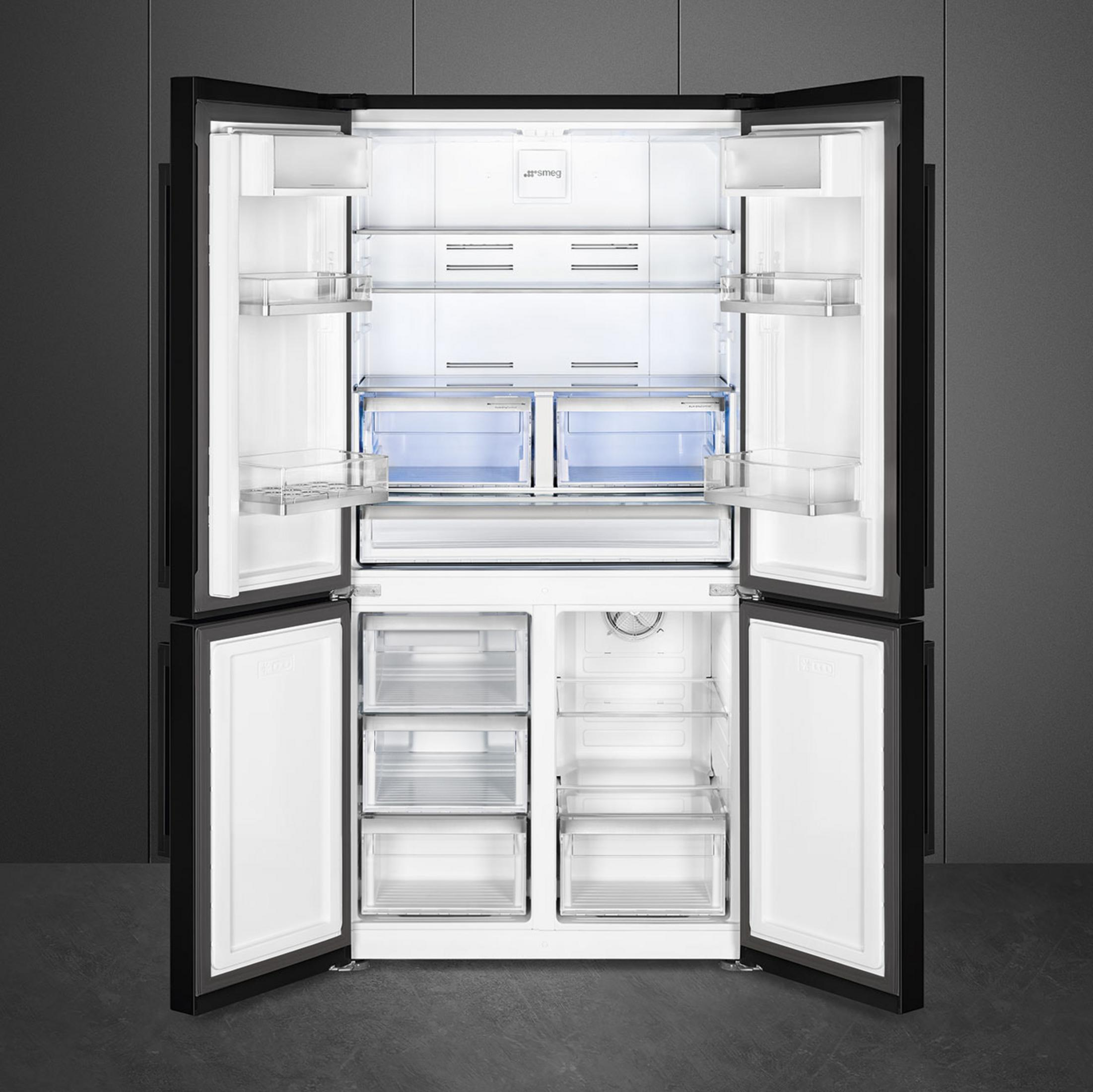 Un refrigerador negro abierto de cuatro puertas, vacío y limpio.