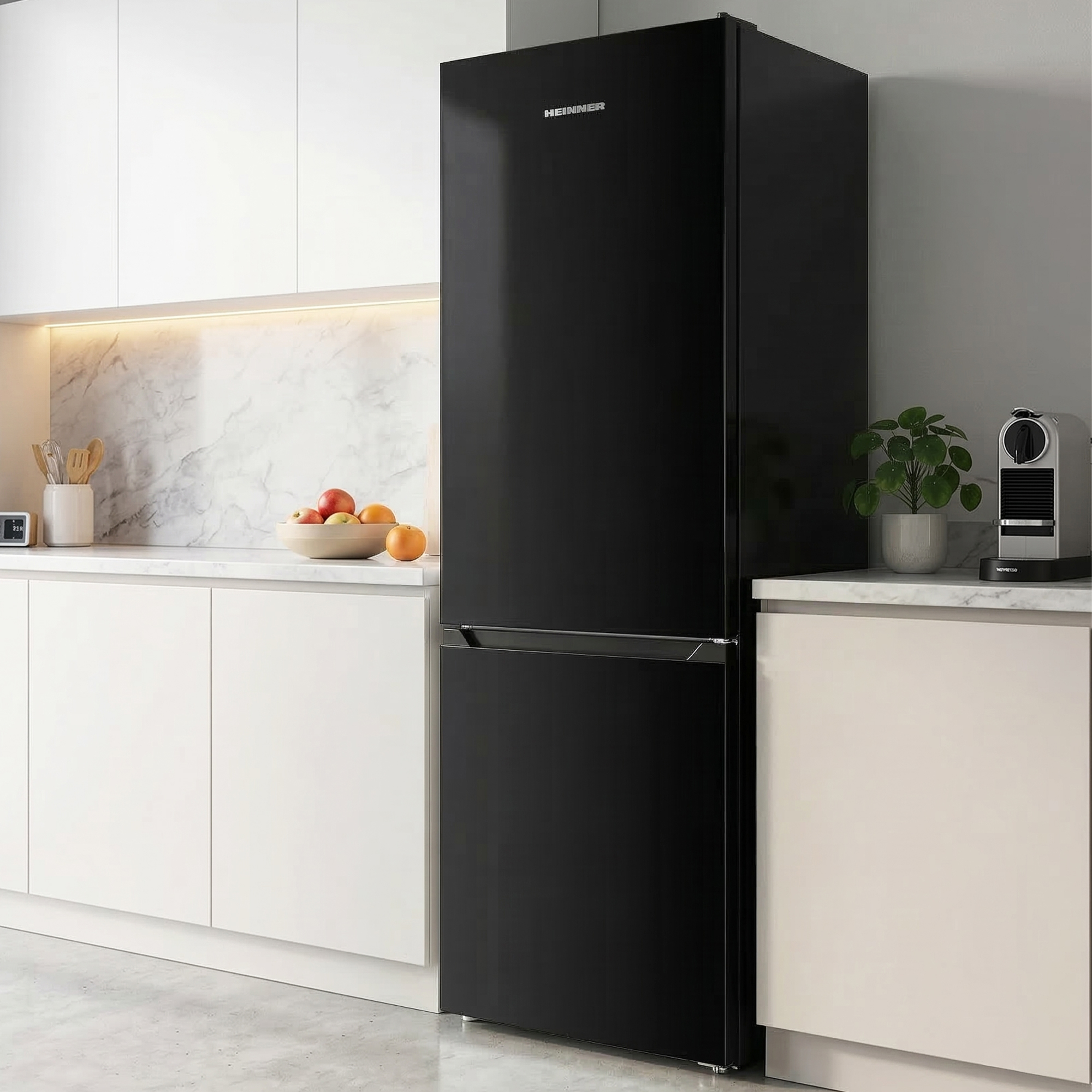 Een zwarte koelkast in een moderne keuken met witte kasten en marmeren achterwand.