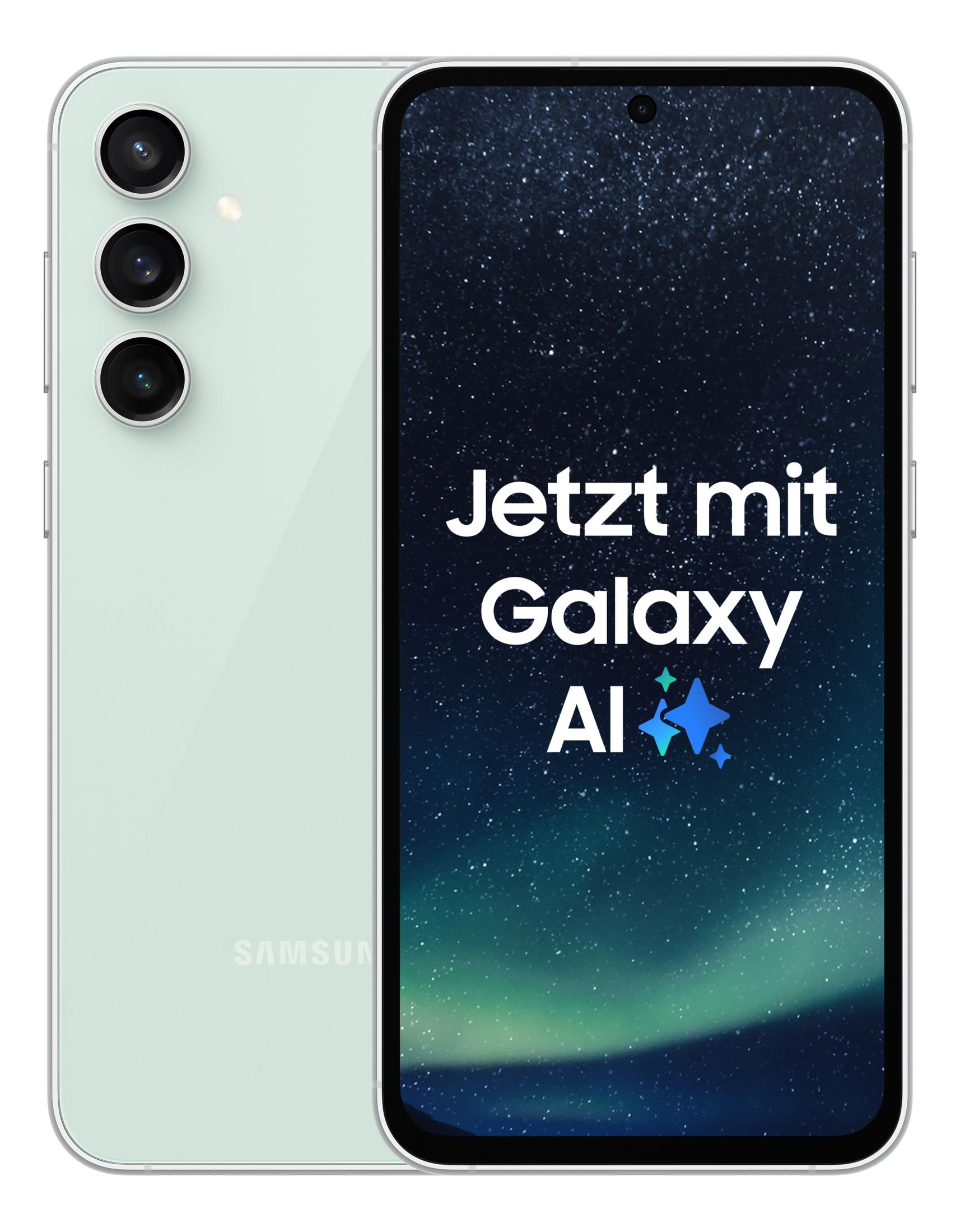 Jasnozielony smartfon Samsung z trzema aparatami z tyłu.