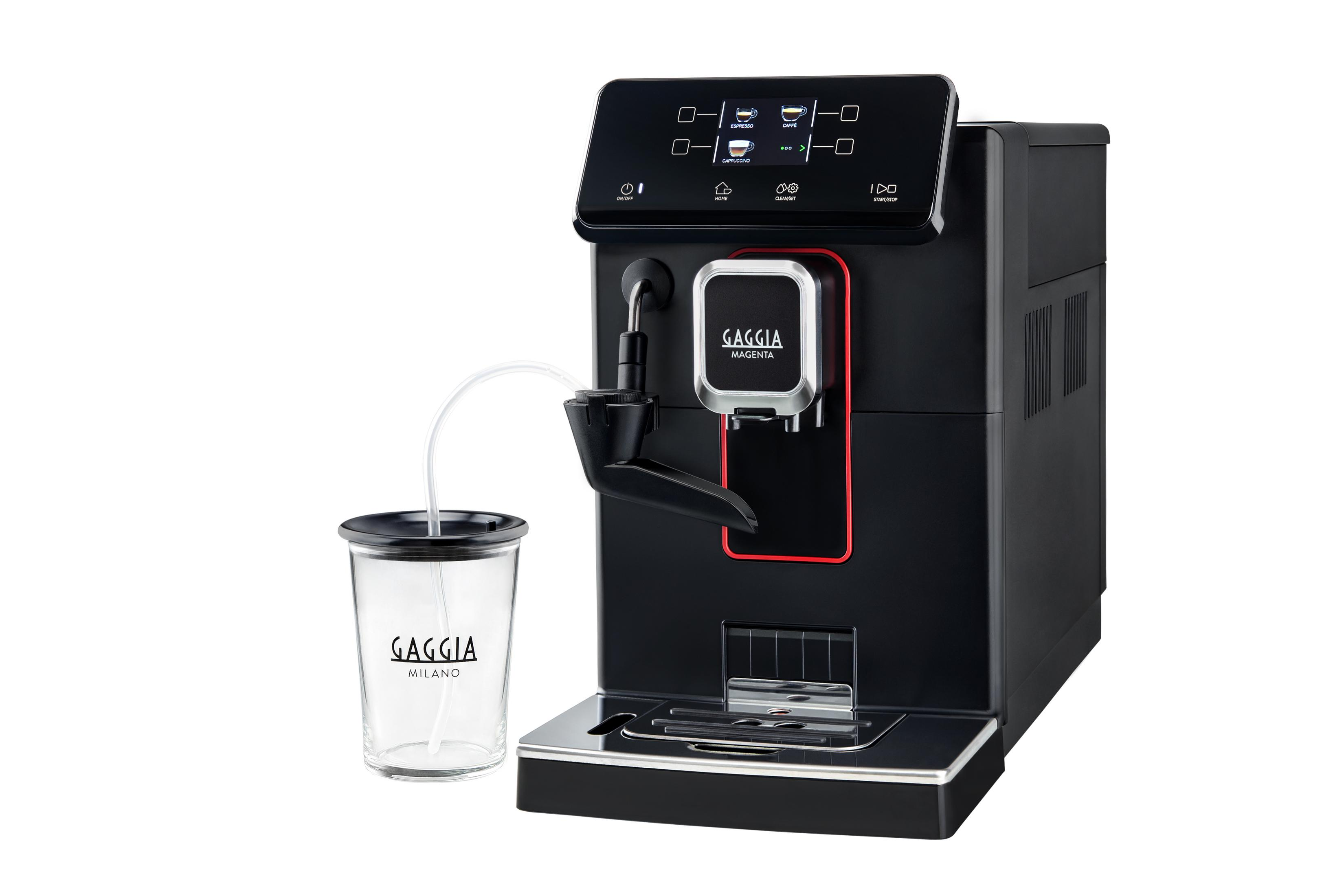 Schwarze Gaggia Kaffeemaschine mit Milchschlauch und Glasbehälter.