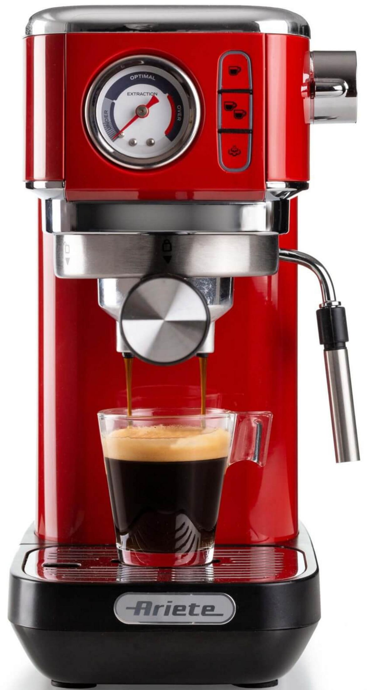 Czerwony ekspres do kawy parzy kawę do szklanki. Manometr wskazuje 