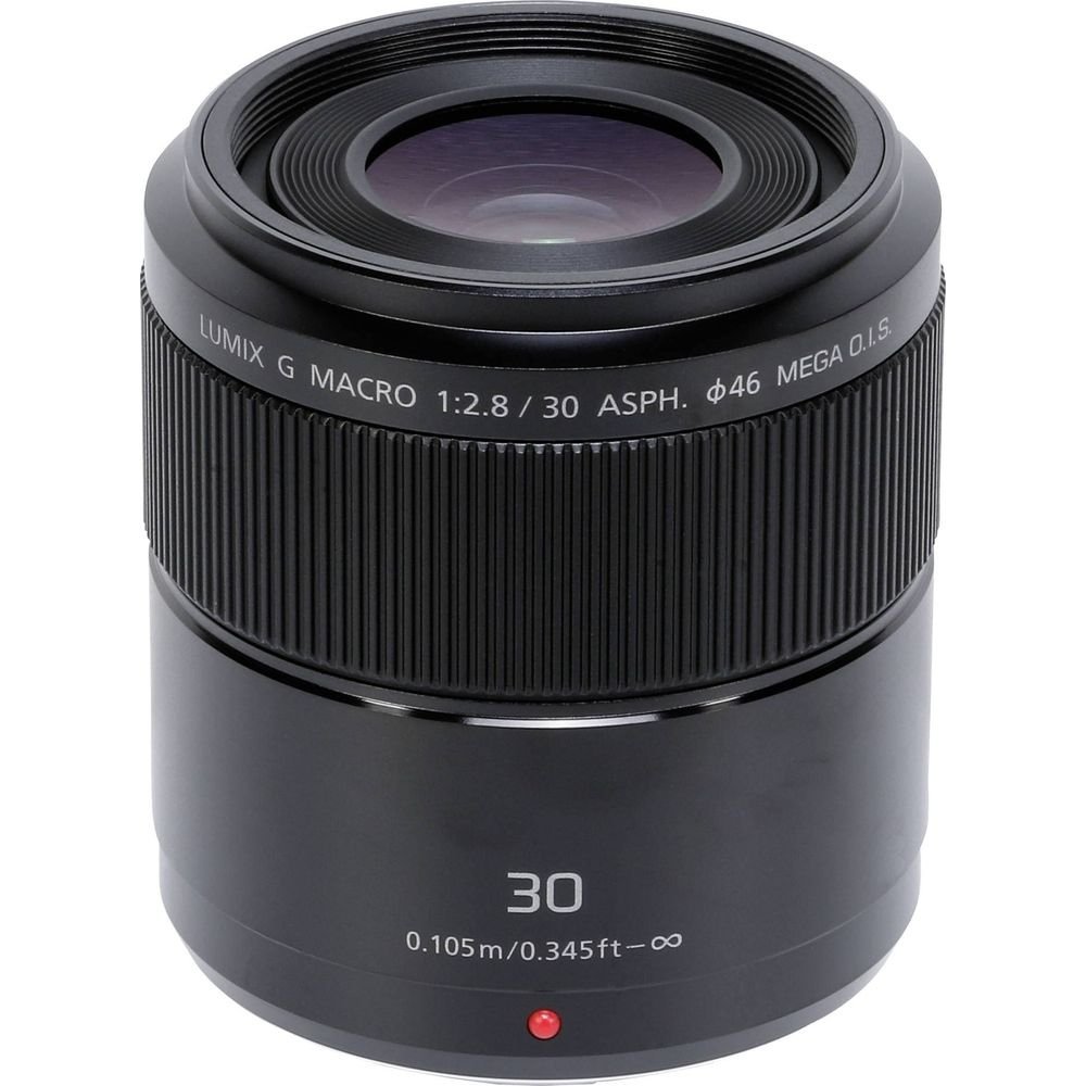 Ein schwarzes Lumix G Makro 1:2,8/30mm Objektiv mit Fokusentfernungsmarkierungen.
