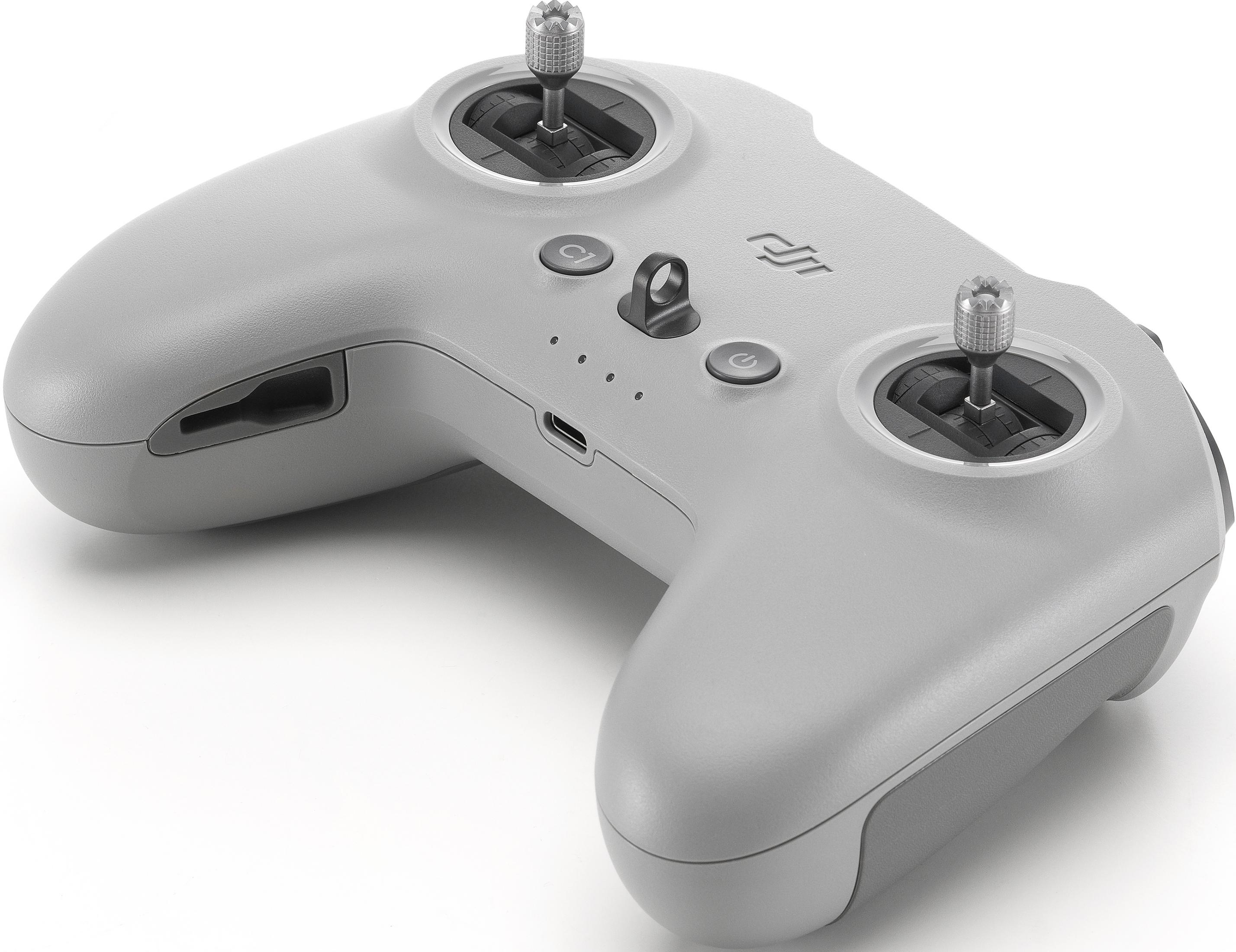 Szary kontroler z dwoma joystickami, przyciskami i portem ładowania.