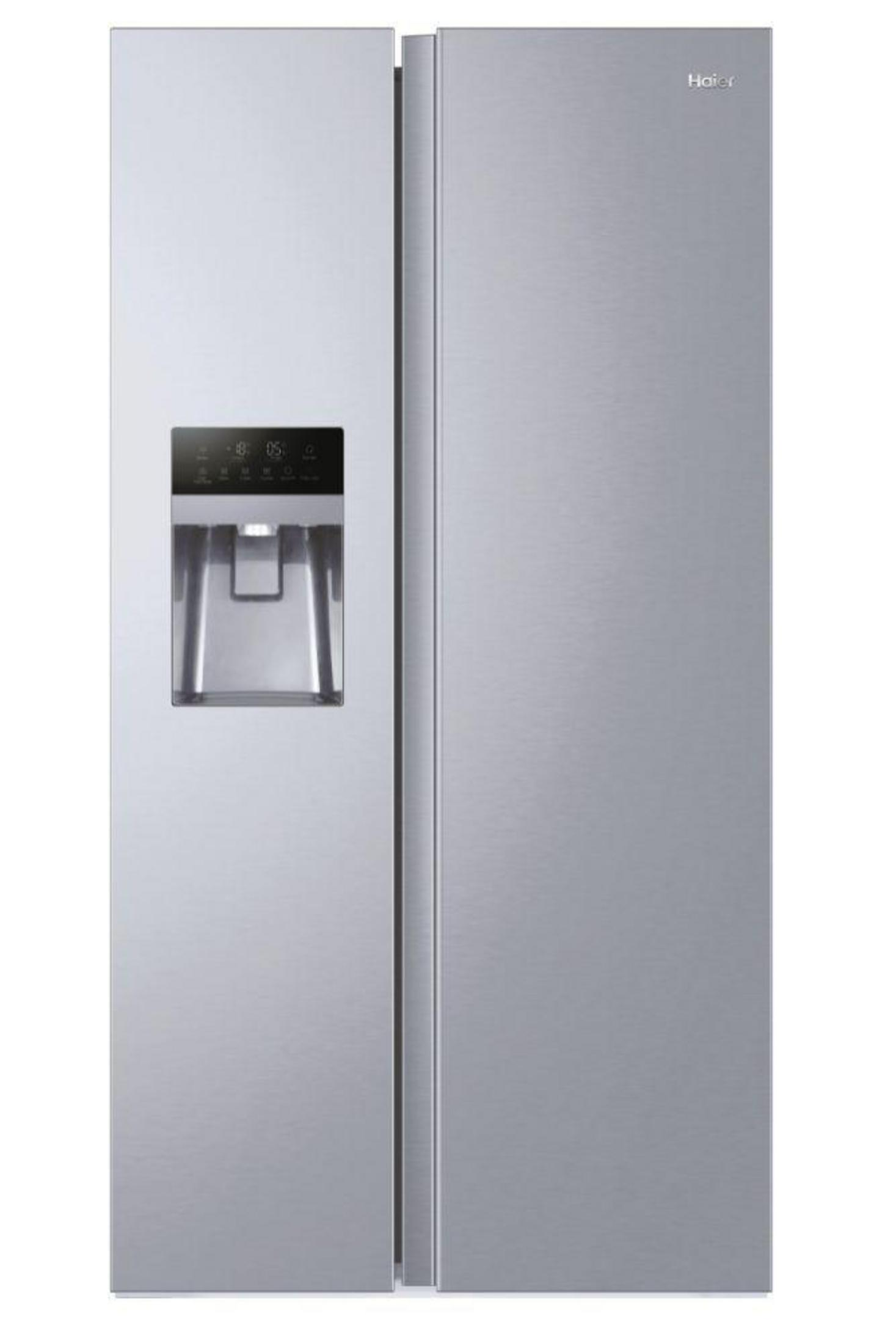 Ein silberner Side-by-Side-Kühlschrank mit Wasserspender und digitaler Anzeige.