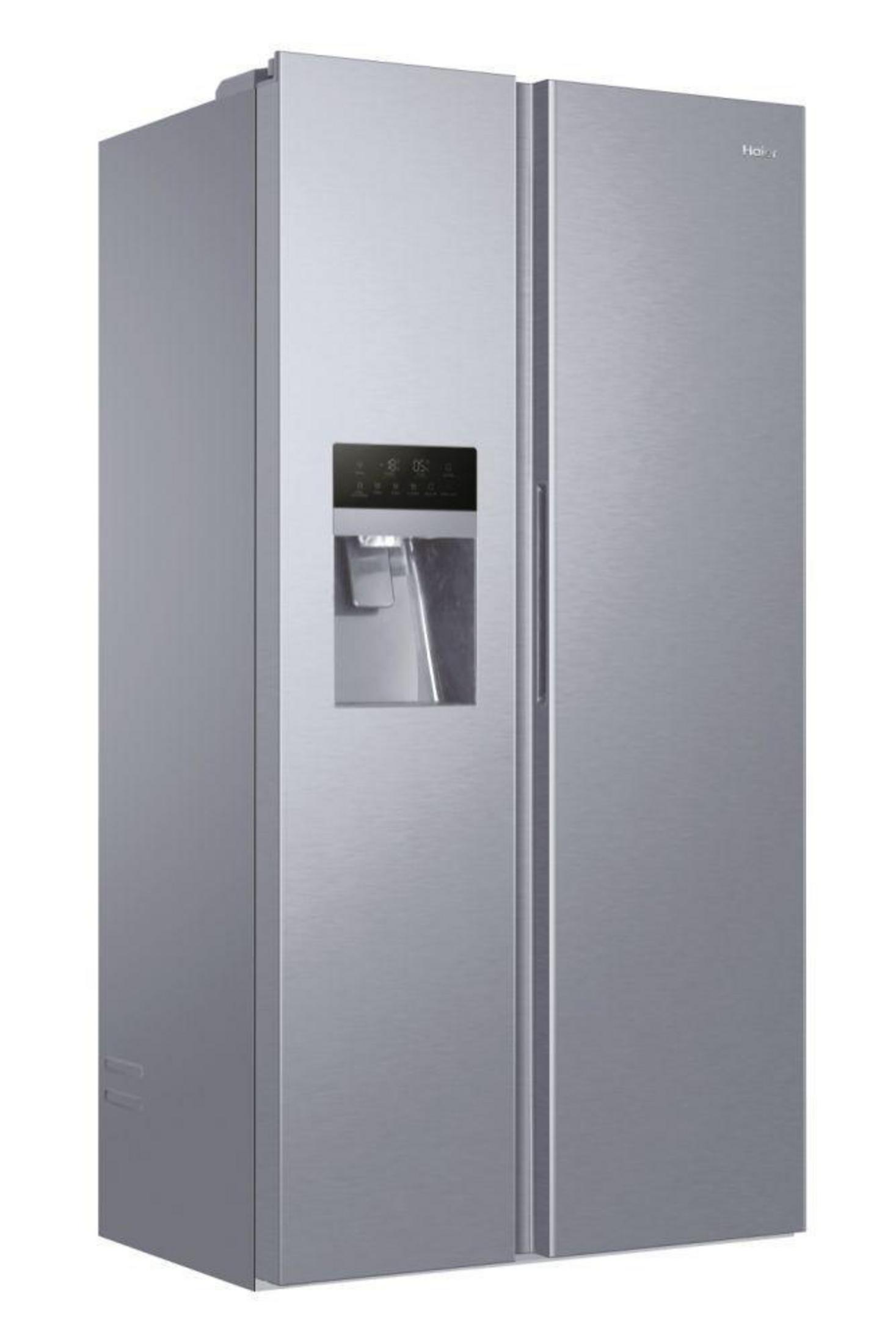 Ein silberner Haier-Kühlschrank mit zwei Türen und einem Wasserspender.