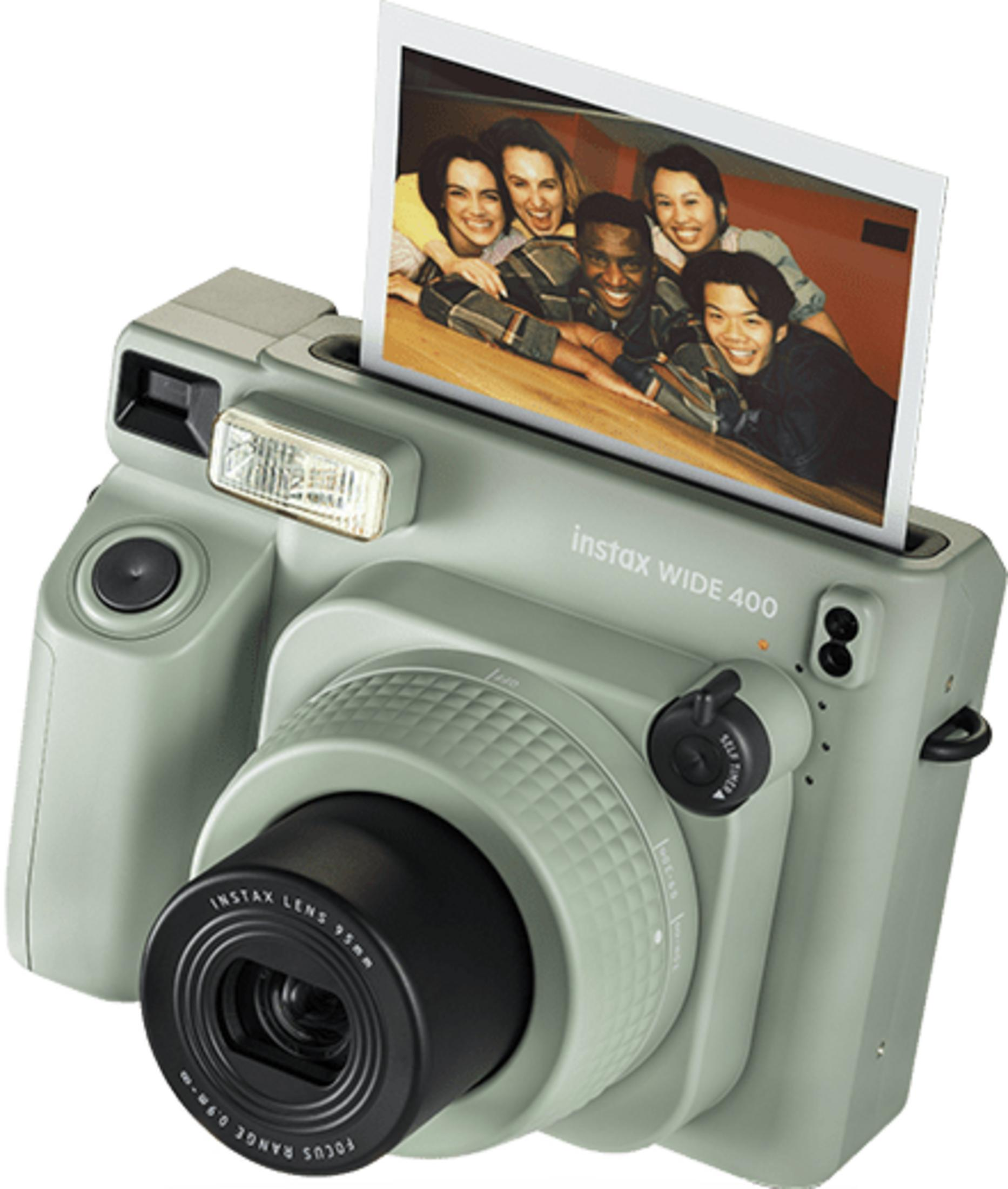 Una cámara Instax Wide 400 gris con una foto de cinco amigos sonriendo.