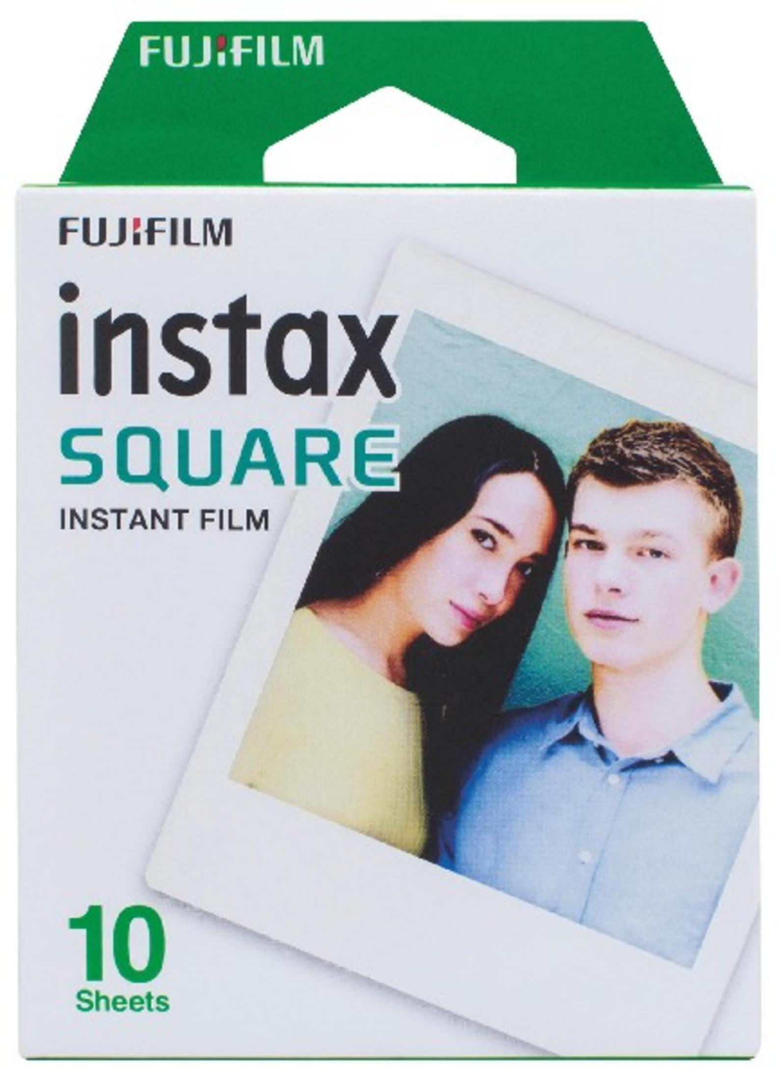 Opakowanie filmu natychmiastowego Fujifilm Instax Square z 10 arkuszami i zdjęciem pary.