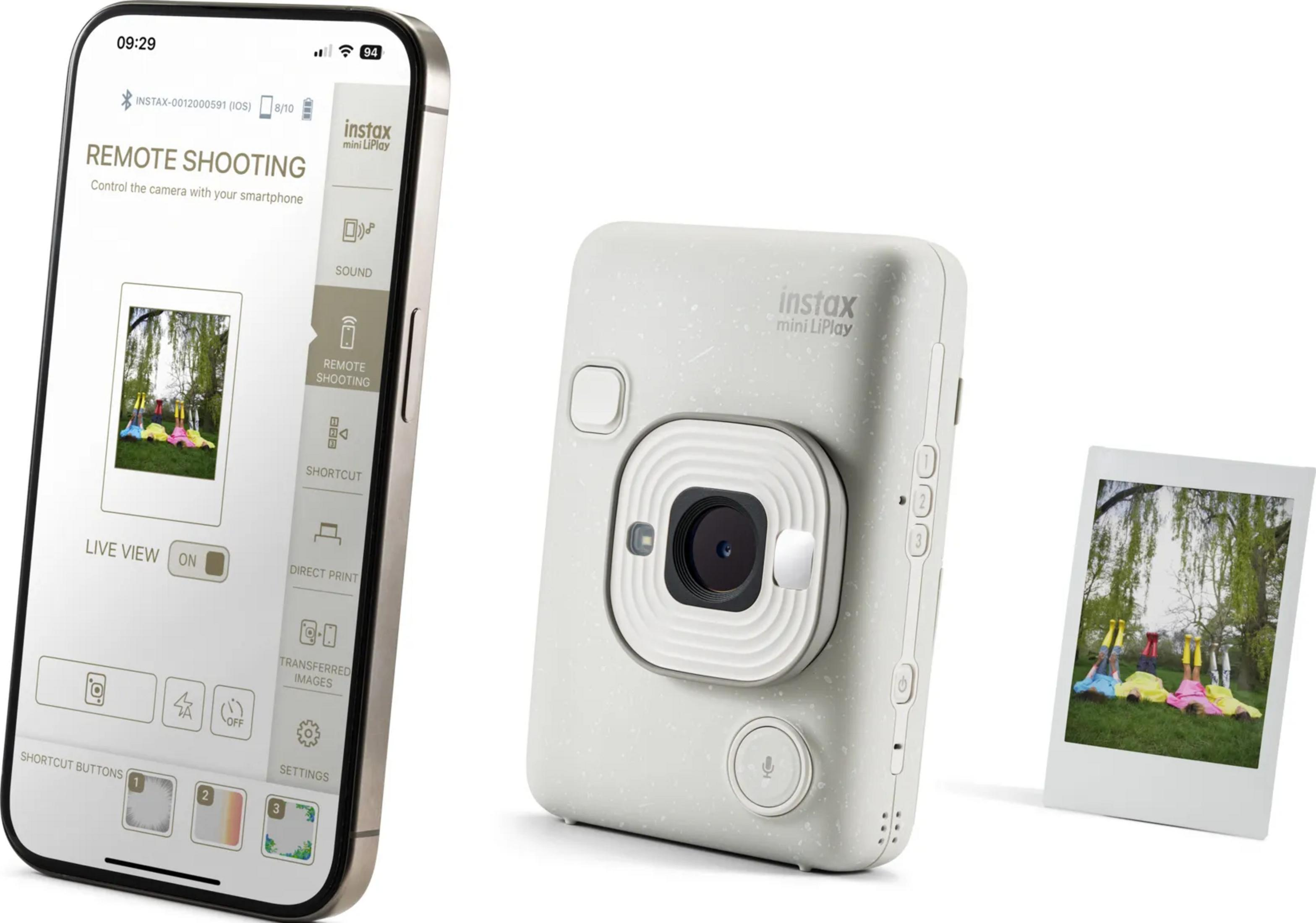 Instax Mini LiPlay Kamera neben einem Smartphone mit Fernsteuerungs-App und einem Sofortbild.