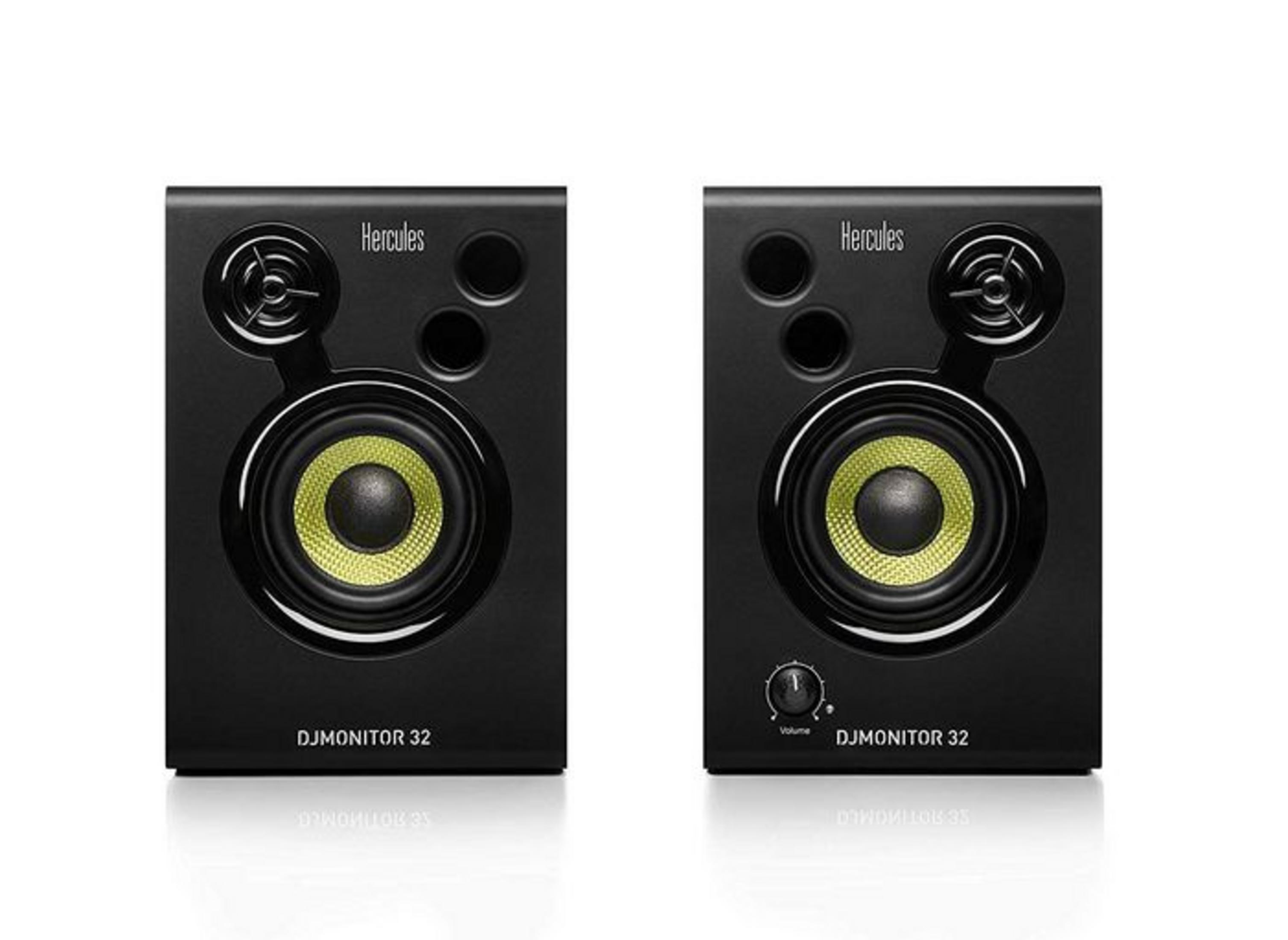 Twee zwarte Hercules DJ-monitoren met gele conussen staan naast elkaar.