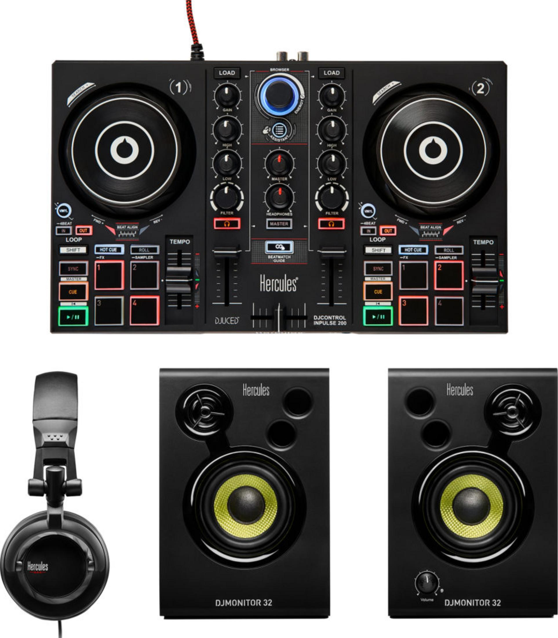 Controlador DJ Hercules, auriculares y dos altavoces sobre fondo blanco.