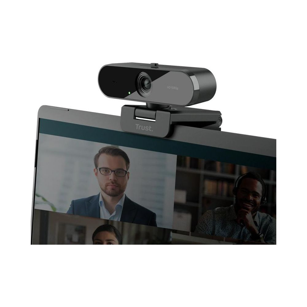 Kamera internetowa na ekranie laptopa z uczestnikami wideokonferencji.