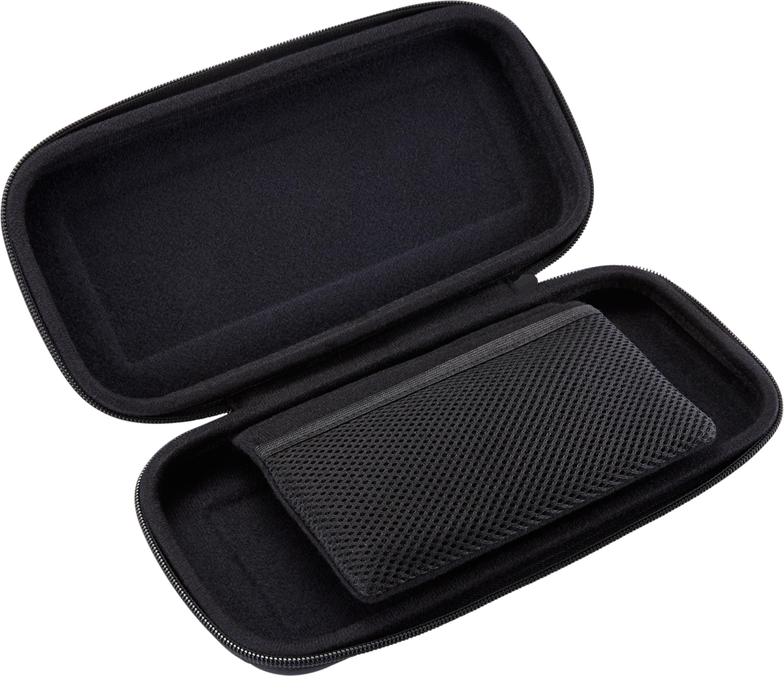 Un estuche negro rígido abierto con un bolsillo de malla interior.